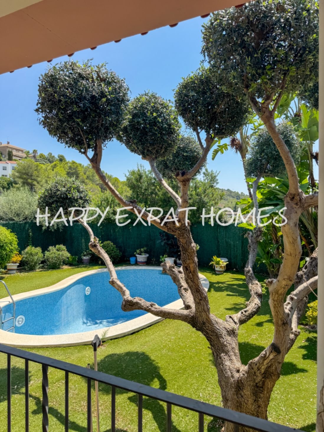 Wir präsentieren Ihnen diese riesige freistehende Villa, die atemberaubende Ausblicke auf das Meer, Komfort, große Räume und einen mediterranen Lebens