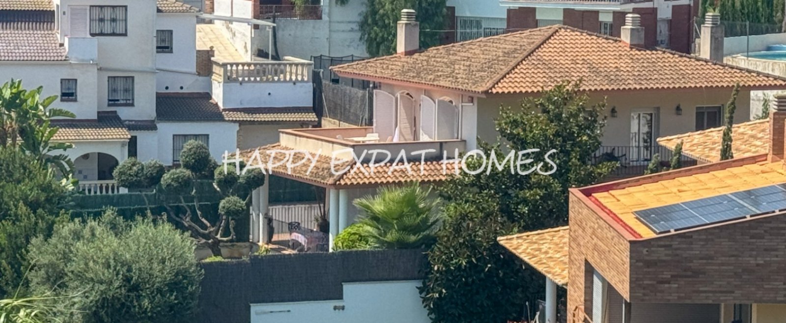 Wir präsentieren Ihnen diese riesige freistehende Villa, die atemberaubende Ausblicke auf das Meer, Komfort, große Räume und einen mediterranen Lebens