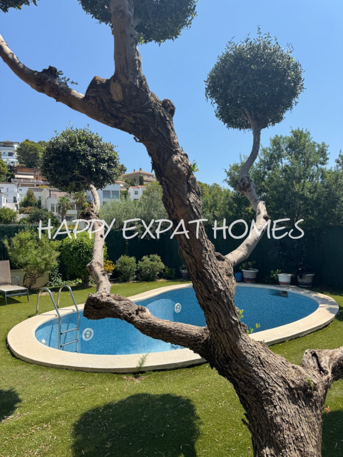 Wir präsentieren Ihnen diese riesige freistehende Villa, die atemberaubende Ausblicke auf das Meer, Komfort, große Räume und einen mediterranen Lebens