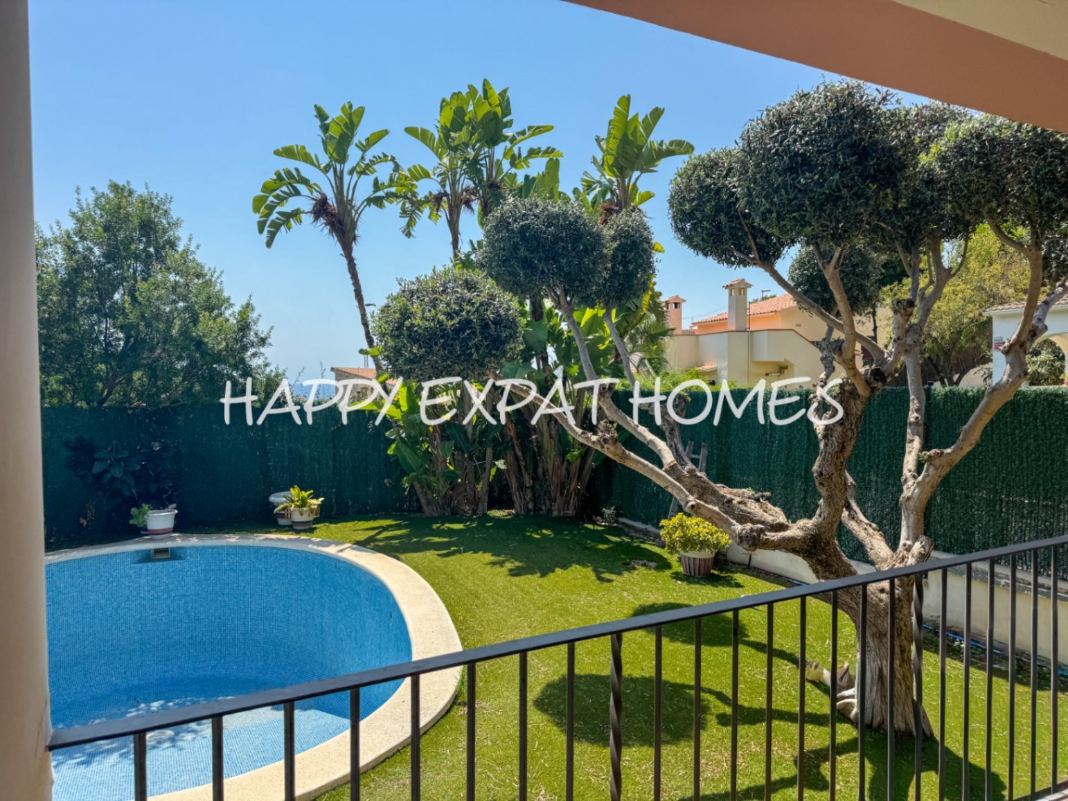 Wir präsentieren Ihnen diese riesige freistehende Villa, die atemberaubende Ausblicke auf das Meer, Komfort, große Räume und einen mediterranen Lebens