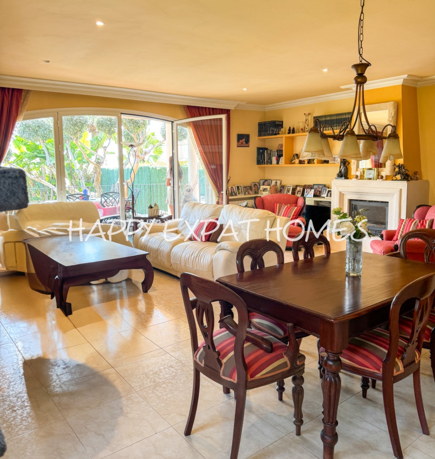 Wir präsentieren Ihnen diese riesige freistehende Villa, die atemberaubende Ausblicke auf das Meer, Komfort, große Räume und einen mediterranen Lebens