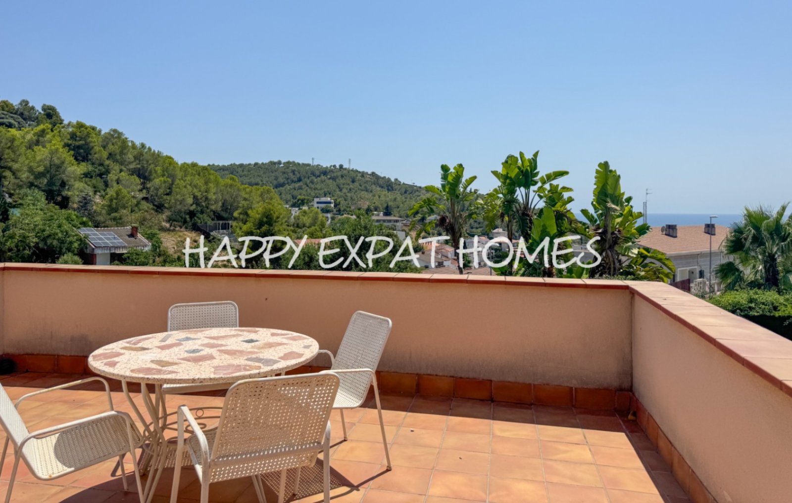 Wir präsentieren Ihnen diese riesige freistehende Villa, die atemberaubende Ausblicke auf das Meer, Komfort, große Räume und einen mediterranen Lebens