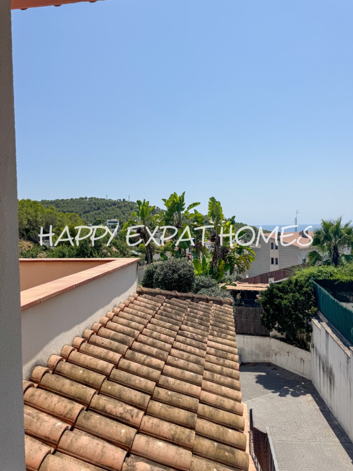 Wir präsentieren Ihnen diese riesige freistehende Villa, die atemberaubende Ausblicke auf das Meer, Komfort, große Räume und einen mediterranen Lebens
