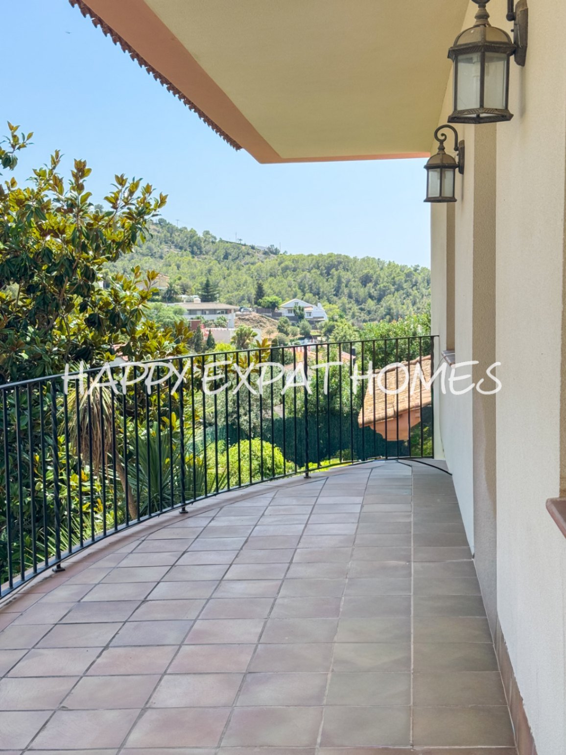 Wir präsentieren Ihnen diese riesige freistehende Villa, die atemberaubende Ausblicke auf das Meer, Komfort, große Räume und einen mediterranen Lebens