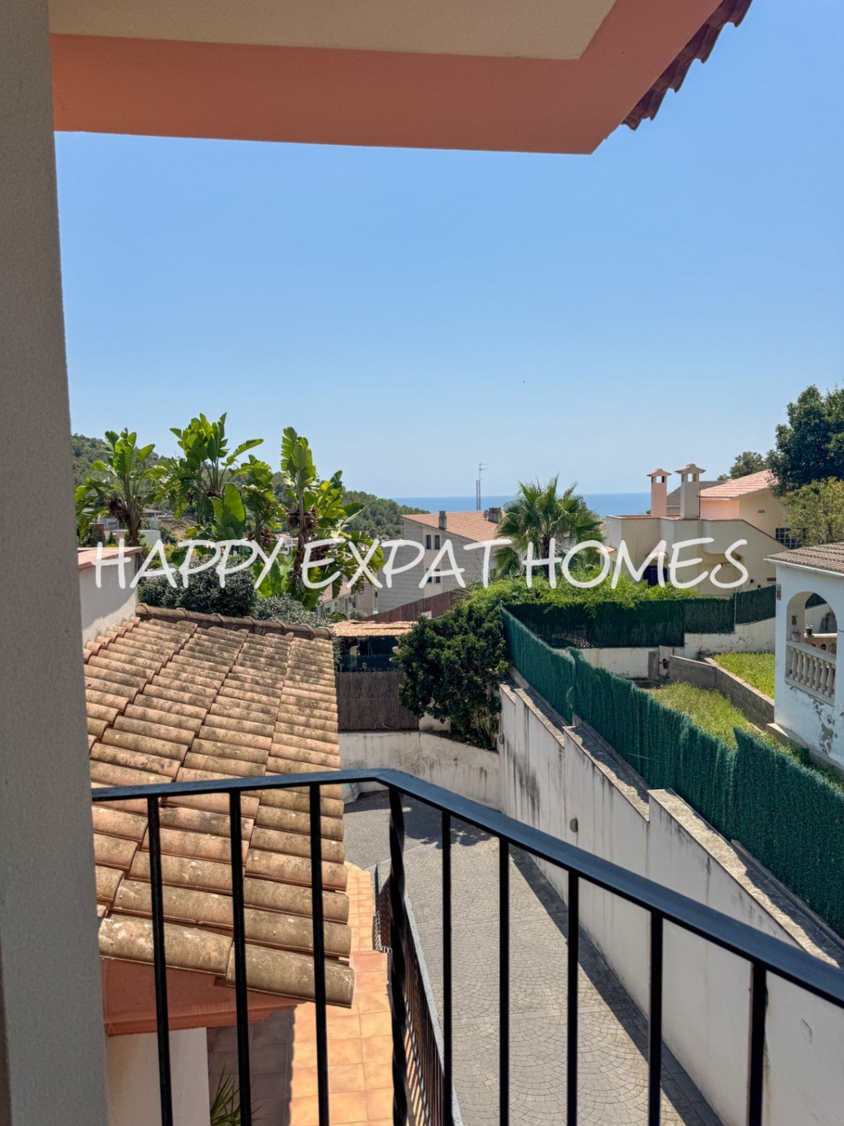 Wir präsentieren Ihnen diese riesige freistehende Villa, die atemberaubende Ausblicke auf das Meer, Komfort, große Räume und einen mediterranen Lebens