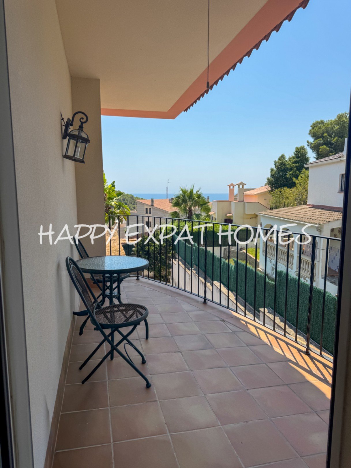 Wir präsentieren Ihnen diese riesige freistehende Villa, die atemberaubende Ausblicke auf das Meer, Komfort, große Räume und einen mediterranen Lebens