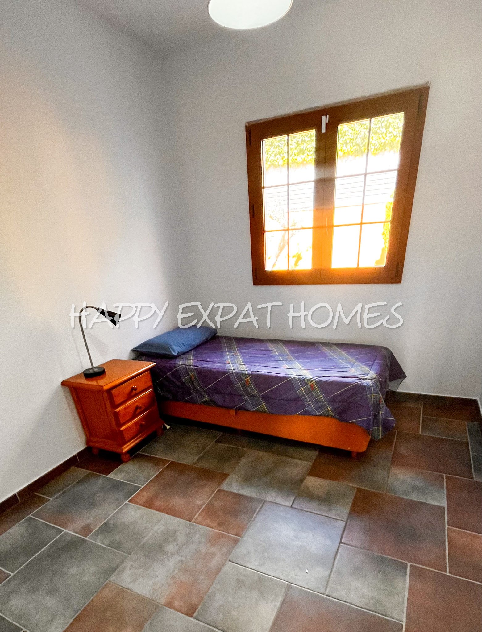 Großes Haus für 2 Familien oder viele Gäste. Es kann in 2 Wohnungen unterteilt oder zusammengelegt werden. Mit einer Fläche von 350 m2 auf einem Grund