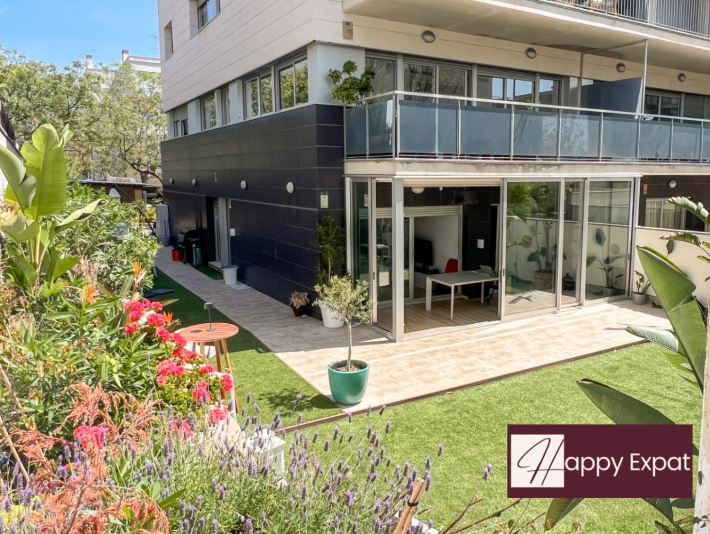 Mit dieser Wohnung in La Plana lautet das Schlüsselwort: GARTEN. Ein privater Rückzugsort dieser Größe nur einen kurzen Spaziergang vom pulsierend