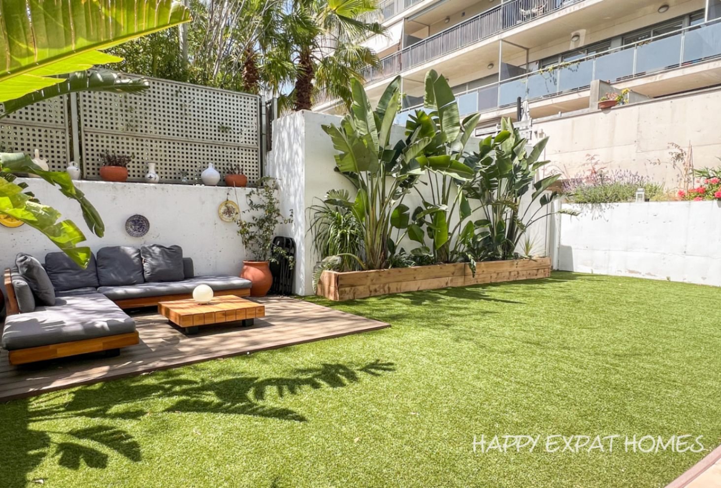 Mit dieser Wohnung in La Plana lautet das Schlüsselwort: GARTEN. Ein privater Rückzugsort dieser Größe nur einen kurzen Spaziergang vom pulsierend