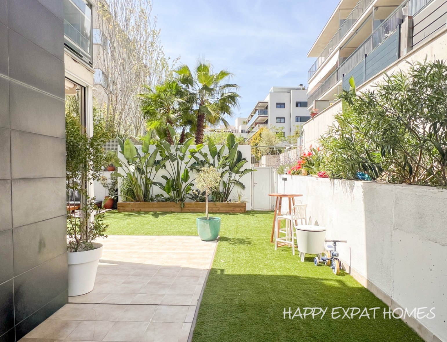 Mit dieser Wohnung in La Plana lautet das Schlüsselwort: GARTEN. Ein privater Rückzugsort dieser Größe nur einen kurzen Spaziergang vom pulsierend
