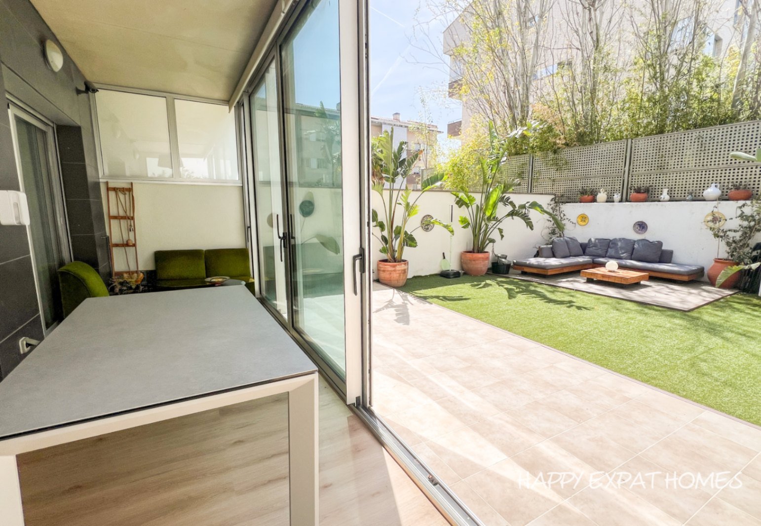 Mit dieser Wohnung in La Plana lautet das Schlüsselwort: GARTEN. Ein privater Rückzugsort dieser Größe nur einen kurzen Spaziergang vom pulsierend