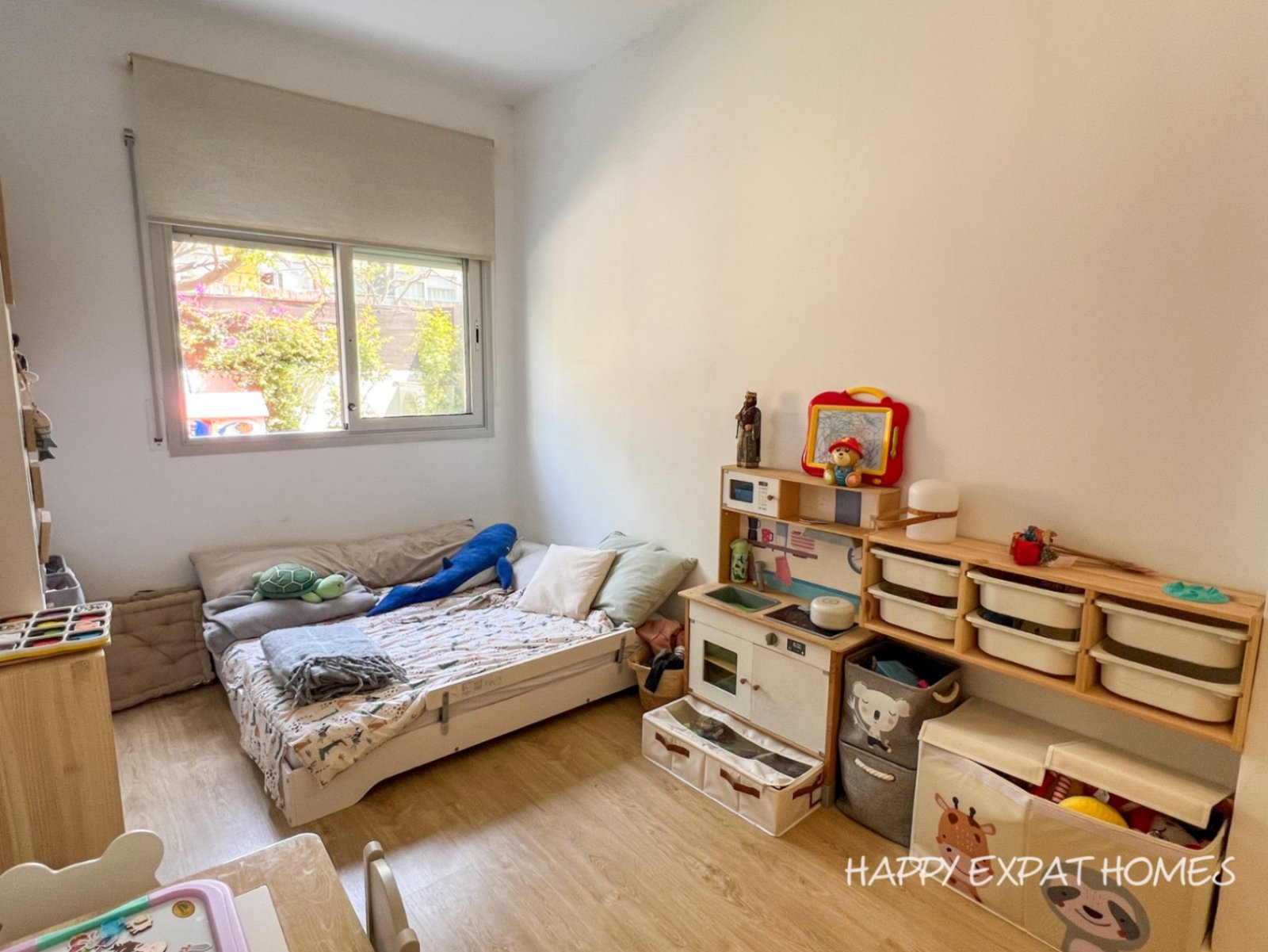 Mit dieser Wohnung in La Plana lautet das Schlüsselwort: GARTEN. Ein privater Rückzugsort dieser Größe nur einen kurzen Spaziergang vom pulsierend