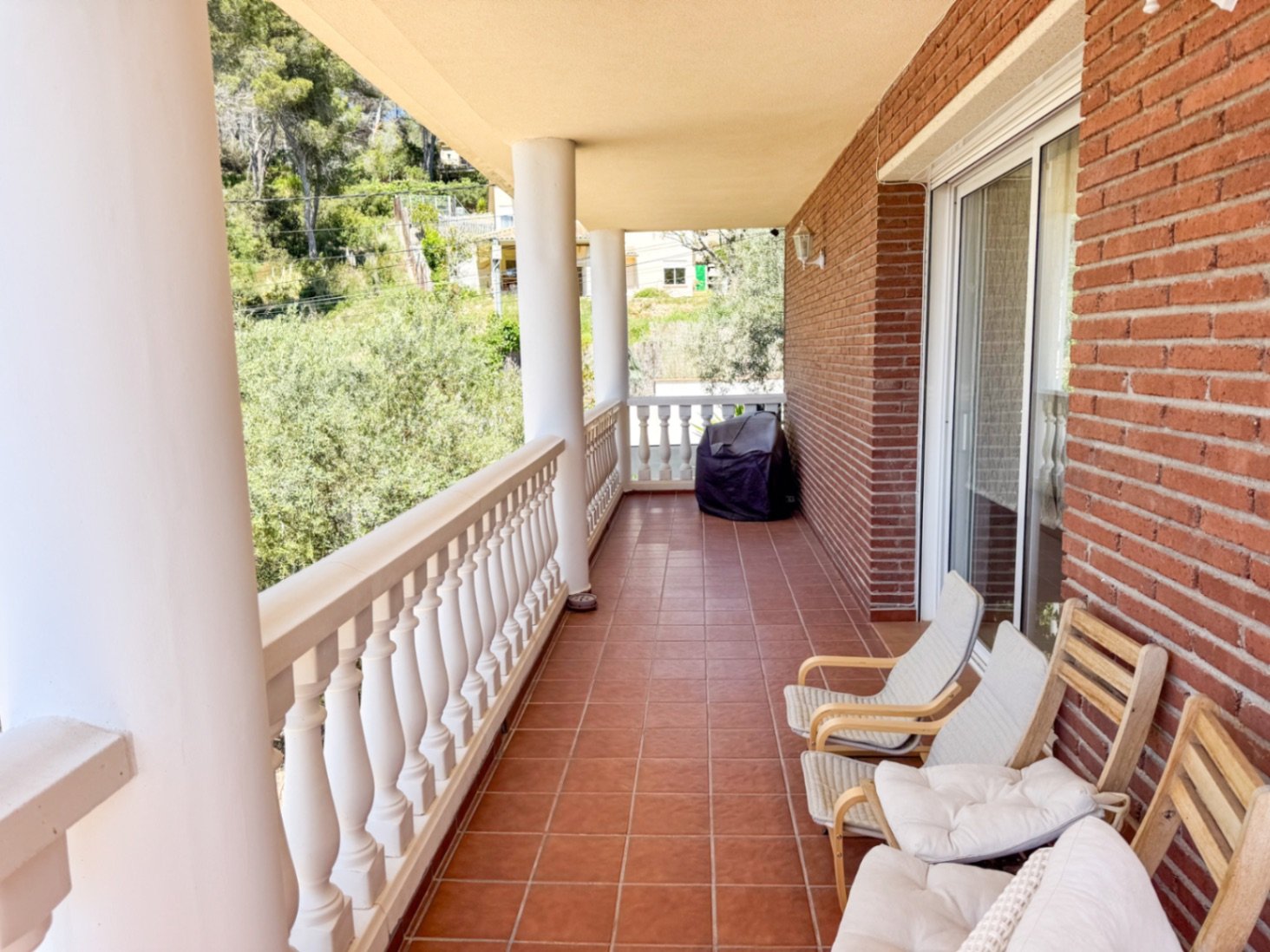 Dieses schöne Zuhause in Olivella ist eine wahre Oase des Lichts, des Raums und des Komforts – der perfekte Ort, um den mediterranen Lebensstil inmitt