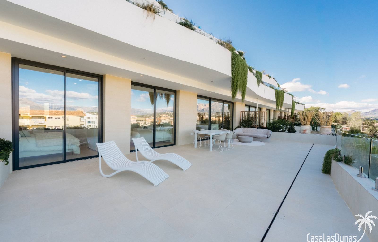 Modernes und exklusives Bauprojekt, nur wenige Schritte vom Strand von Albir entfernt und mit wunderschönem Meerblick. Die erste Phase dieses Projekt