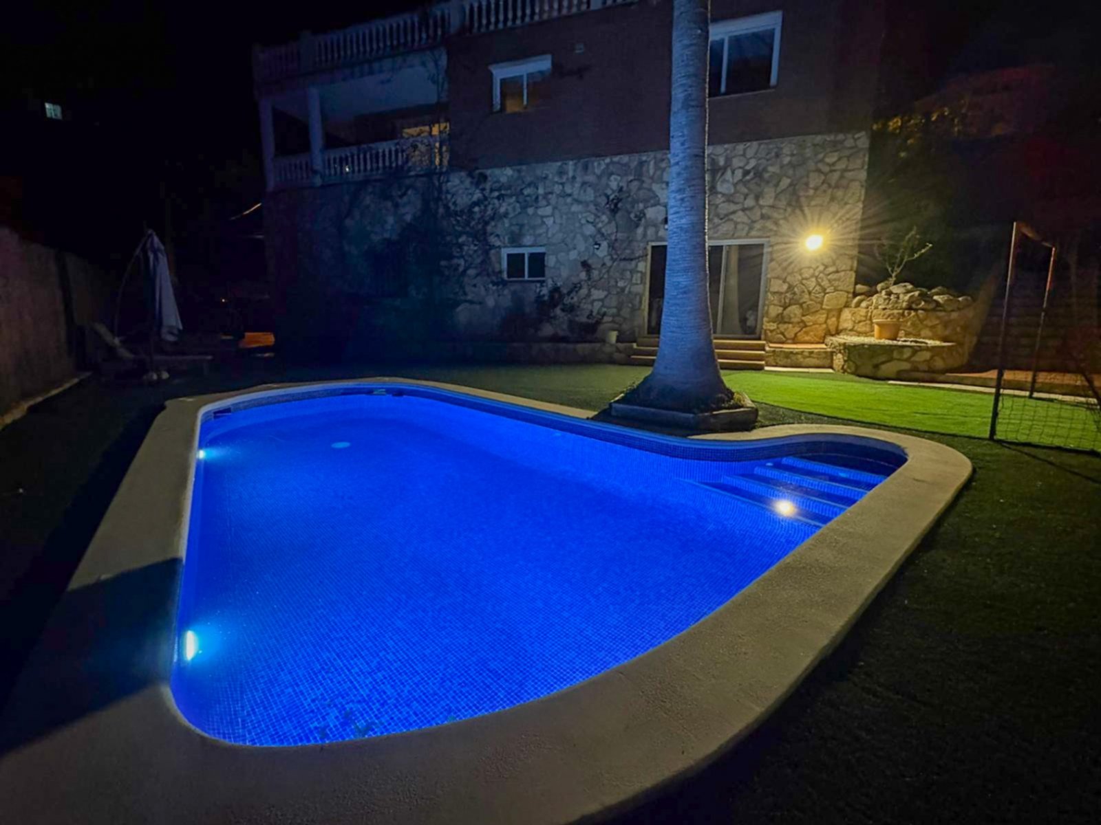 Dieses schöne Zuhause in Olivella ist eine wahre Oase des Lichts, des Raums und des Komforts – der perfekte Ort, um den mediterranen Lebensstil inmitt