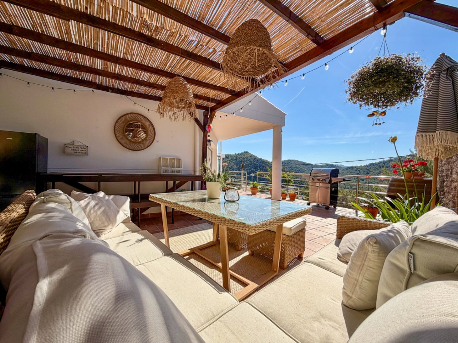 In der Wohngegend von Mas Mila in Olivella gelegen, verbindet dieses Zuhause reines nordisches Design mit dem entspannten mediterranen Lebensstil und
