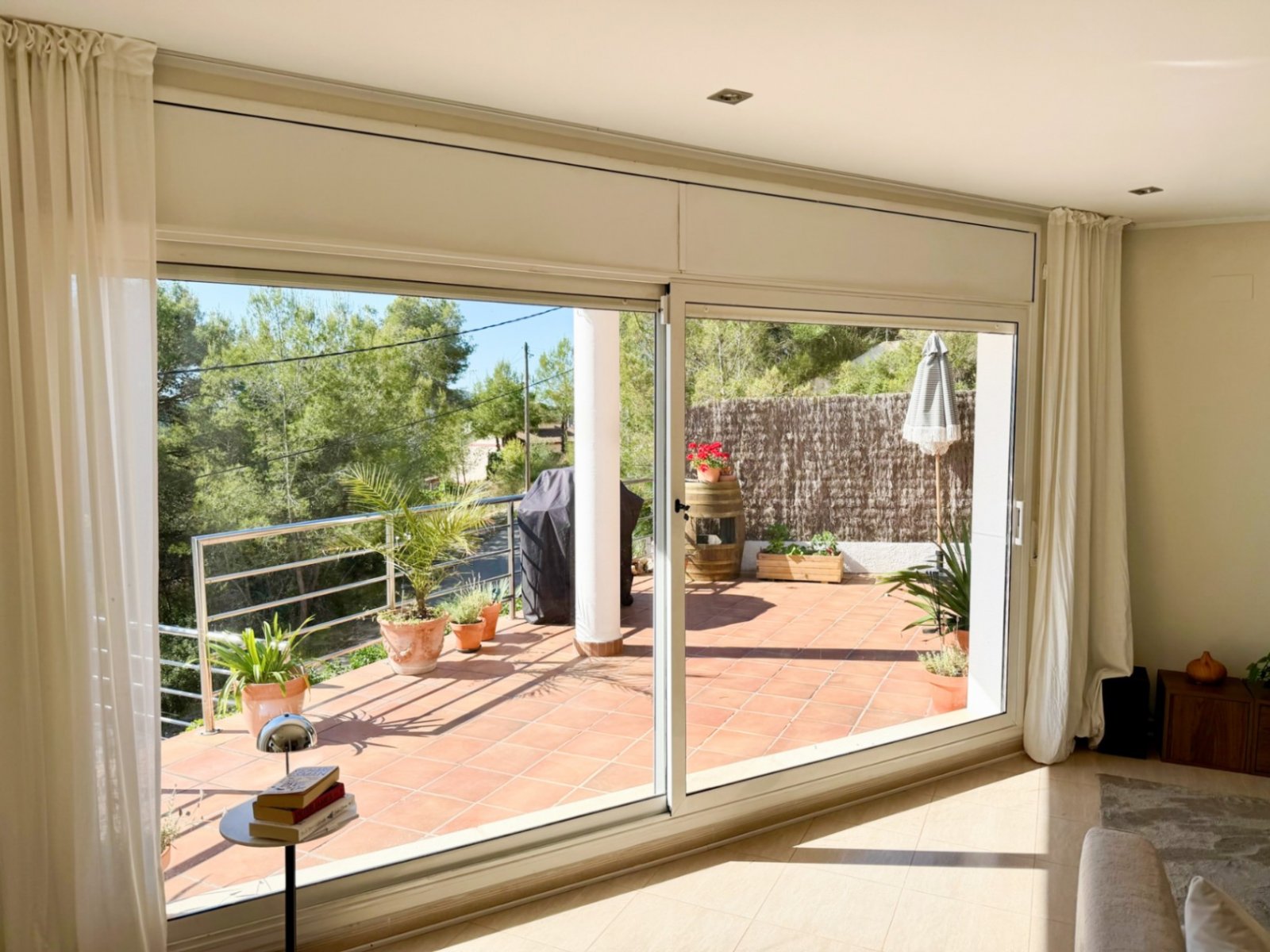 In der Wohngegend von Mas Mila in Olivella gelegen, verbindet dieses Zuhause reines nordisches Design mit dem entspannten mediterranen Lebensstil und