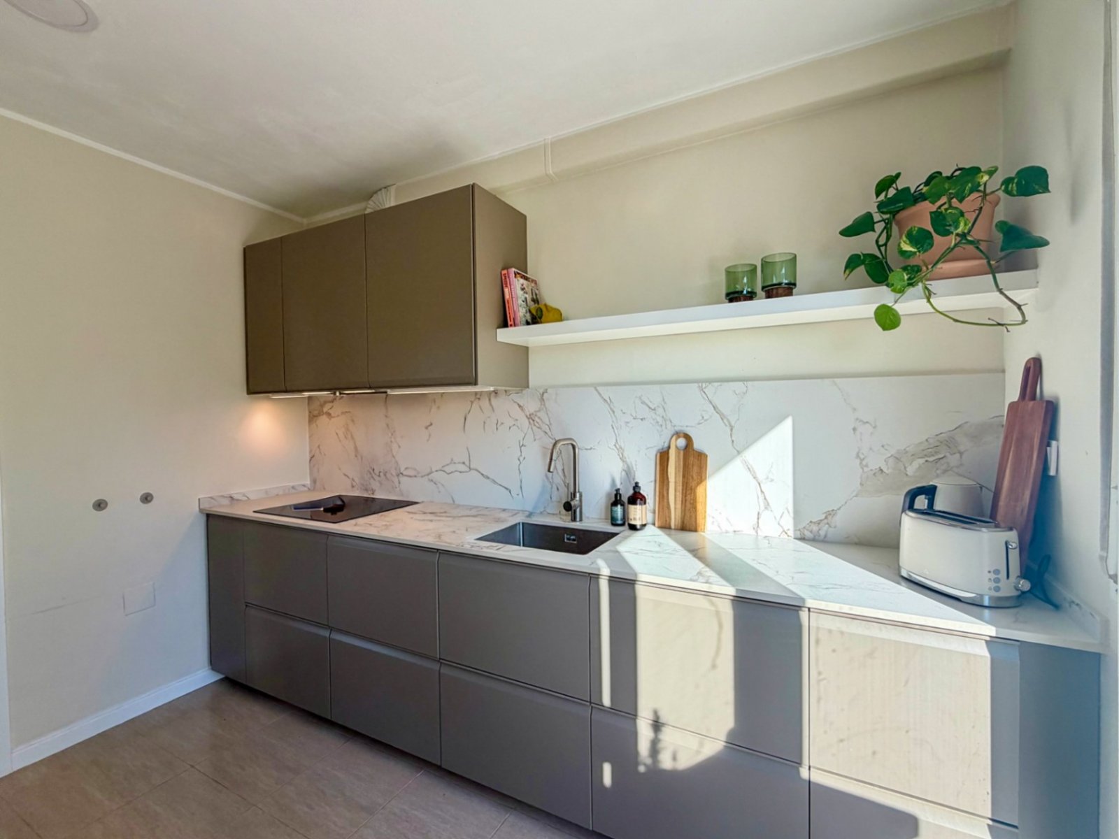 In der Wohngegend von Mas Mila in Olivella gelegen, verbindet dieses Zuhause reines nordisches Design mit dem entspannten mediterranen Lebensstil und