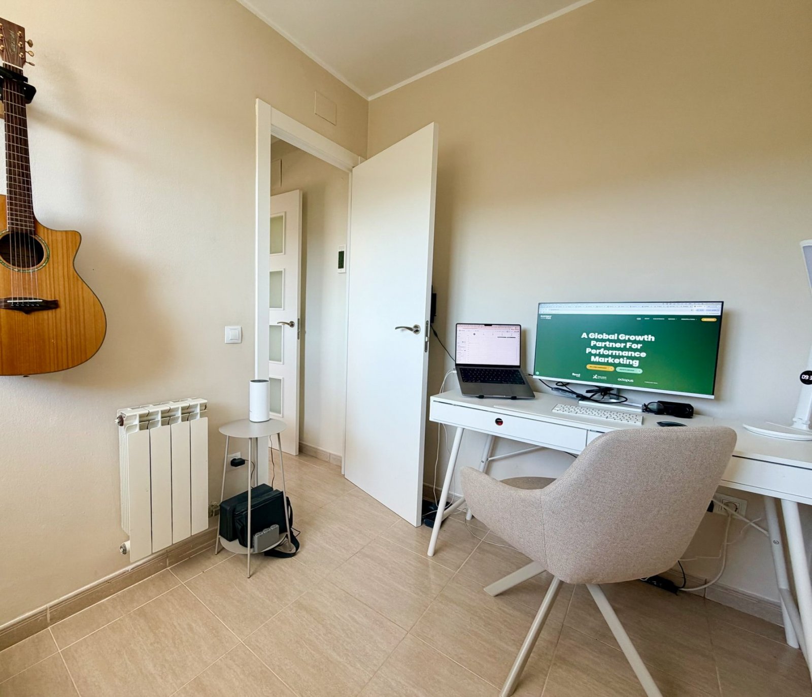 In der Wohngegend von Mas Mila in Olivella gelegen, verbindet dieses Zuhause reines nordisches Design mit dem entspannten mediterranen Lebensstil und