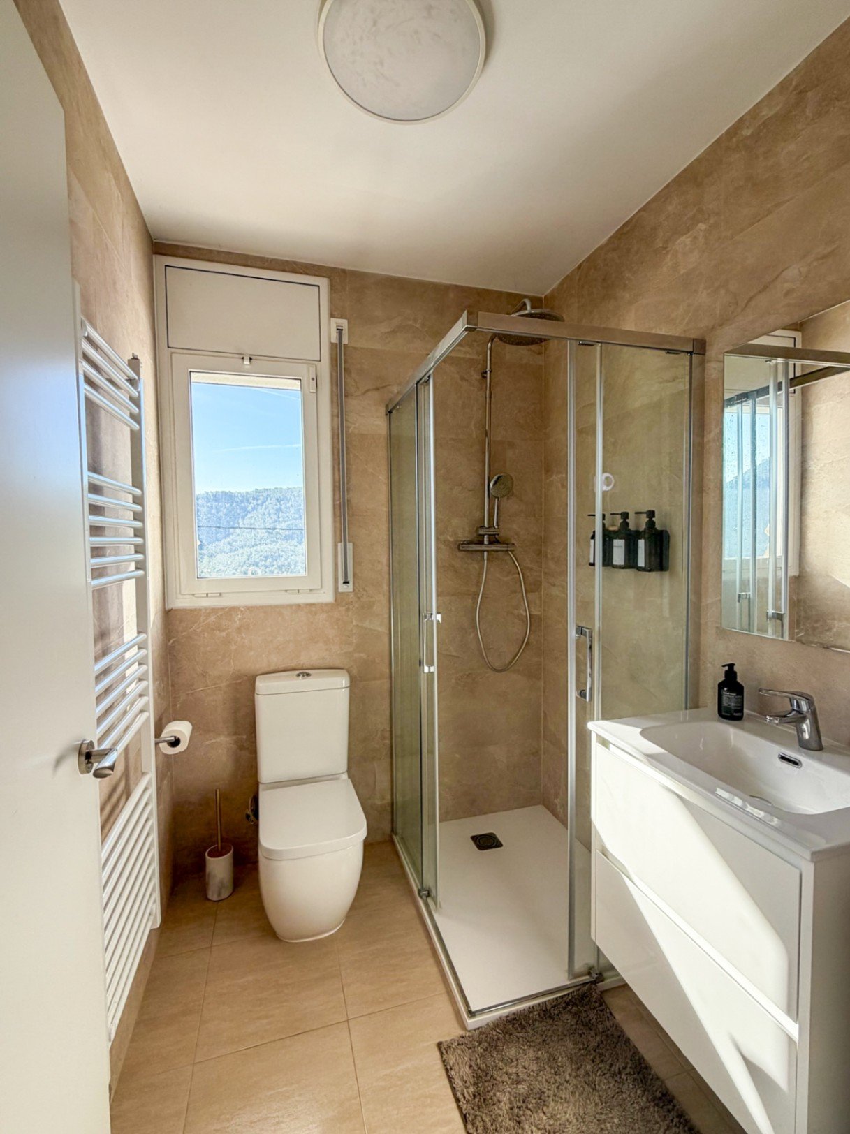 In der Wohngegend von Mas Mila in Olivella gelegen, verbindet dieses Zuhause reines nordisches Design mit dem entspannten mediterranen Lebensstil und