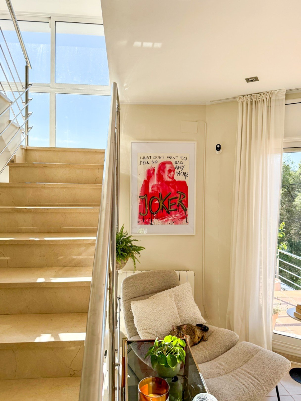 In der Wohngegend von Mas Mila in Olivella gelegen, verbindet dieses Zuhause reines nordisches Design mit dem entspannten mediterranen Lebensstil und