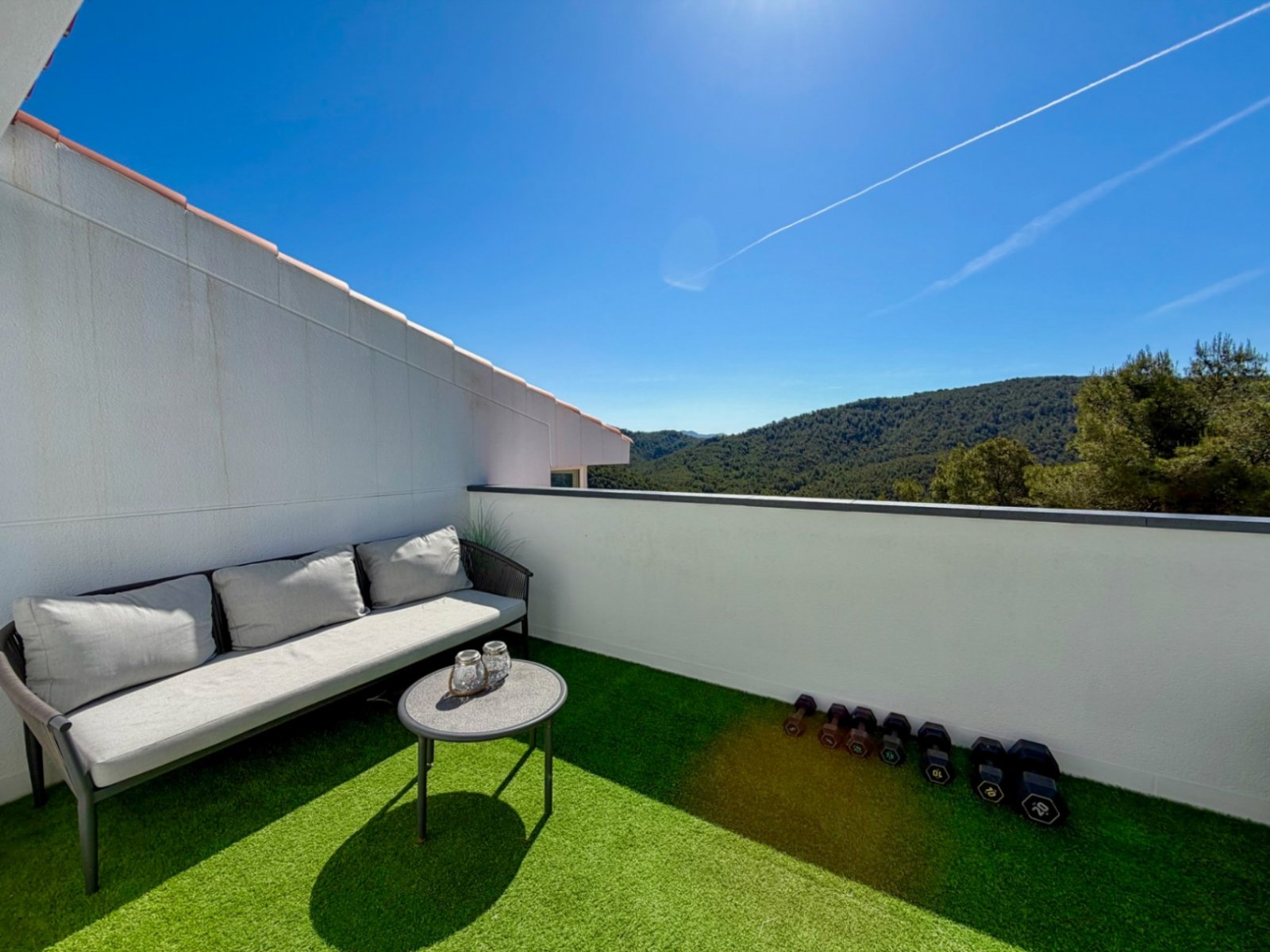 In der Wohngegend von Mas Mila in Olivella gelegen, verbindet dieses Zuhause reines nordisches Design mit dem entspannten mediterranen Lebensstil und