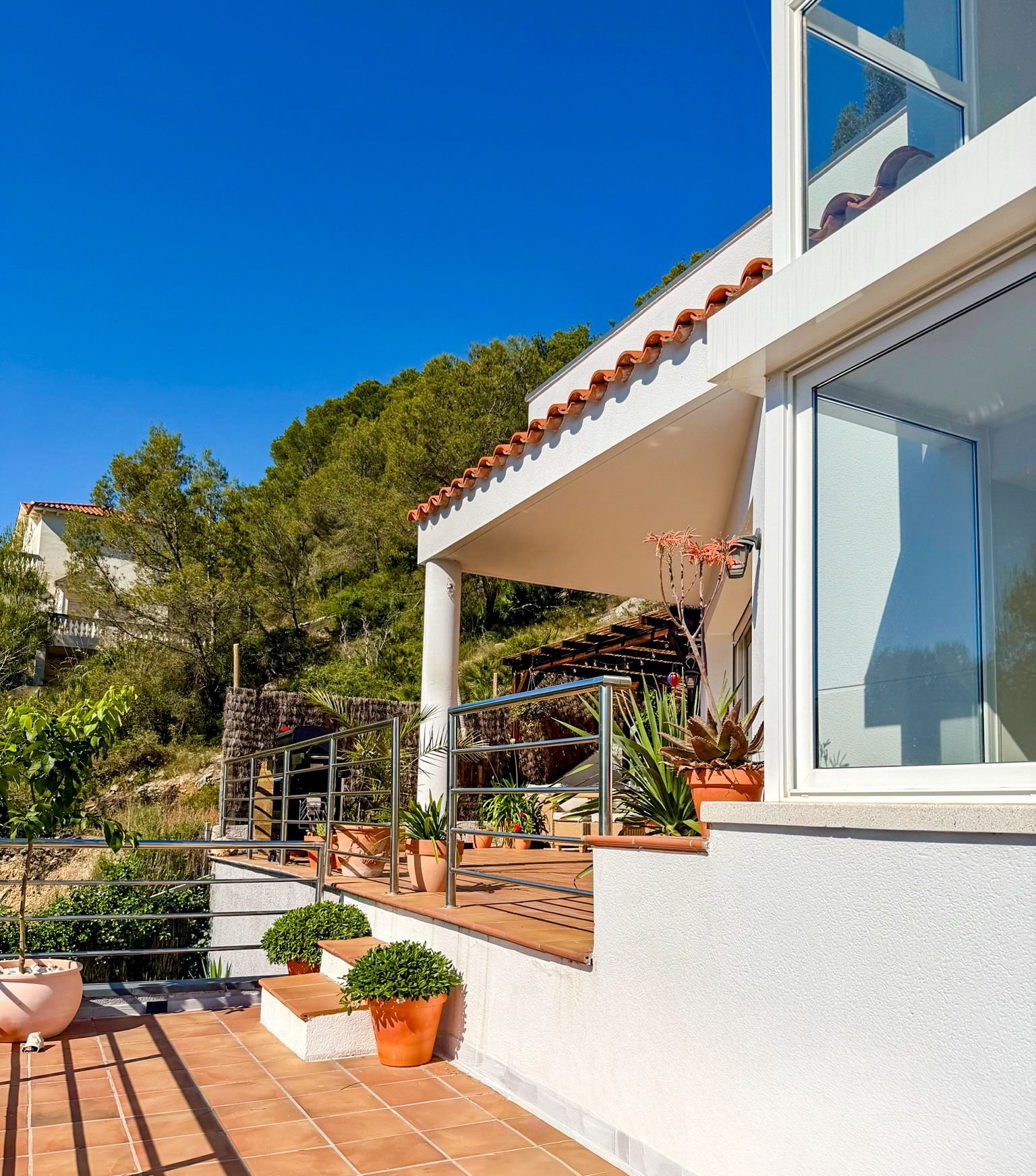 In der Wohngegend von Mas Mila in Olivella gelegen, verbindet dieses Zuhause reines nordisches Design mit dem entspannten mediterranen Lebensstil und