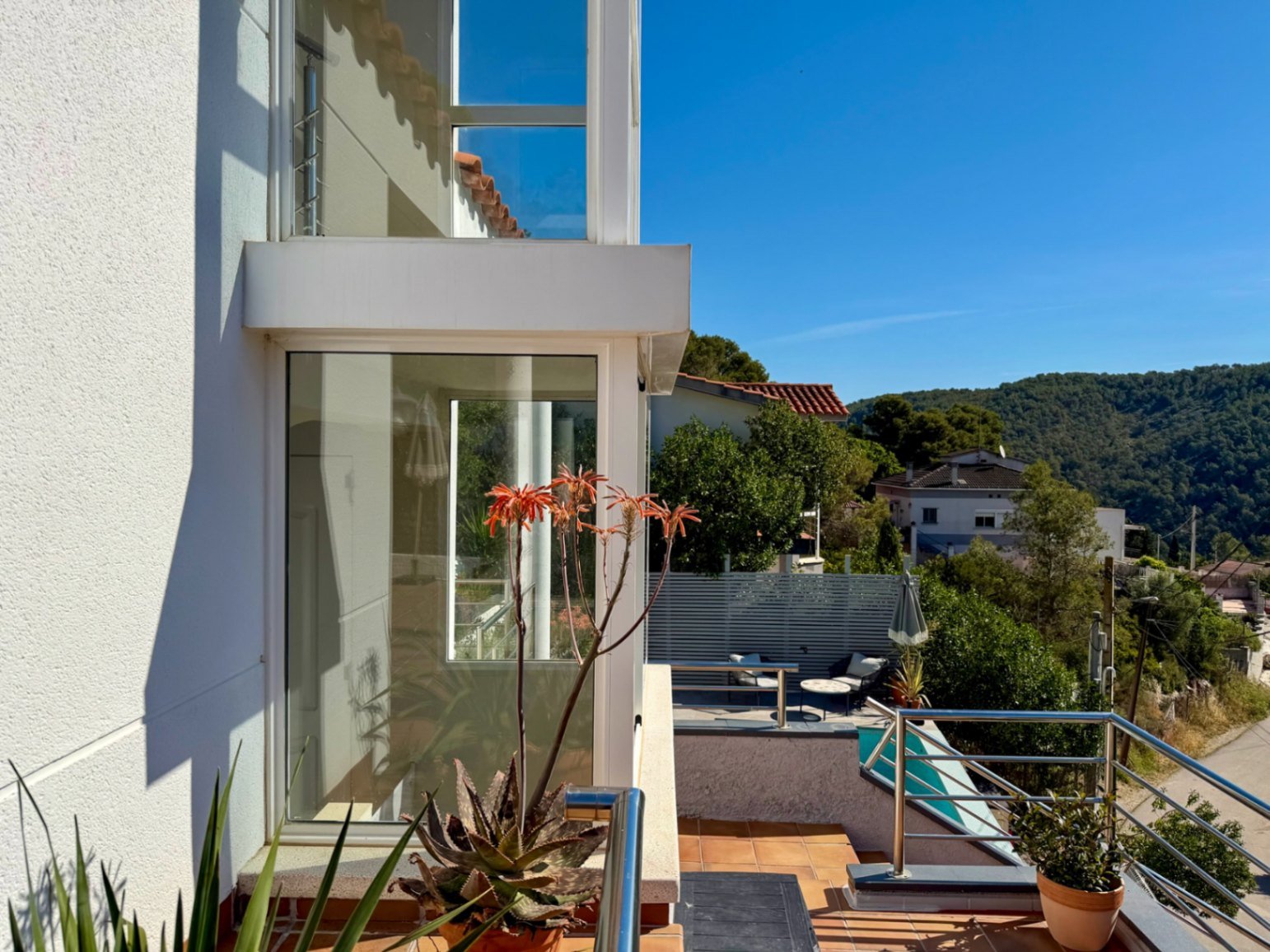 In der Wohngegend von Mas Mila in Olivella gelegen, verbindet dieses Zuhause reines nordisches Design mit dem entspannten mediterranen Lebensstil und