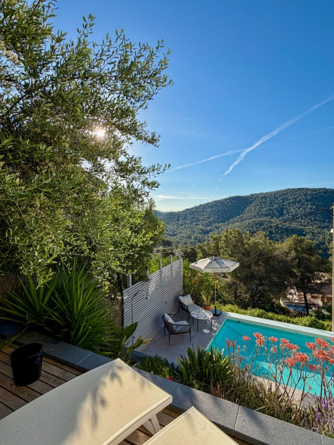 In der Wohngegend von Mas Mila in Olivella gelegen, verbindet dieses Zuhause reines nordisches Design mit dem entspannten mediterranen Lebensstil und