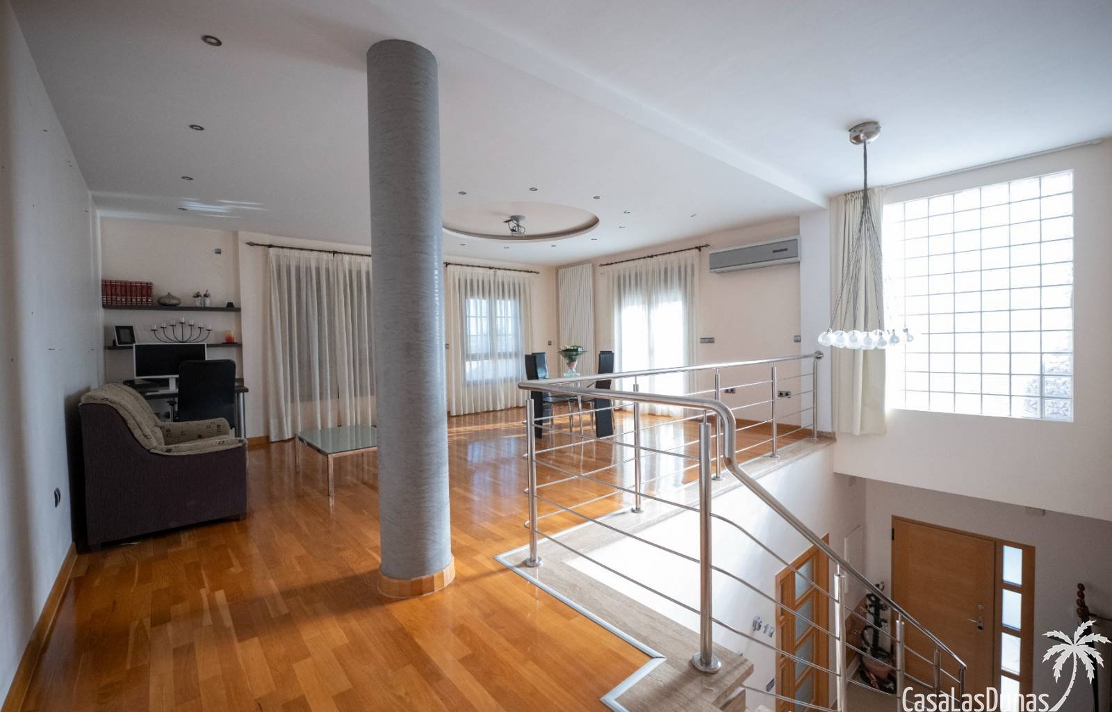 Suchen Sie Ruhe und gleichzeitig alle Annehmlichkeiten, um ein luxuriöses Leben zu führen? Dann ist diese Luxusvilla das Haus, von dem Sie schon imme