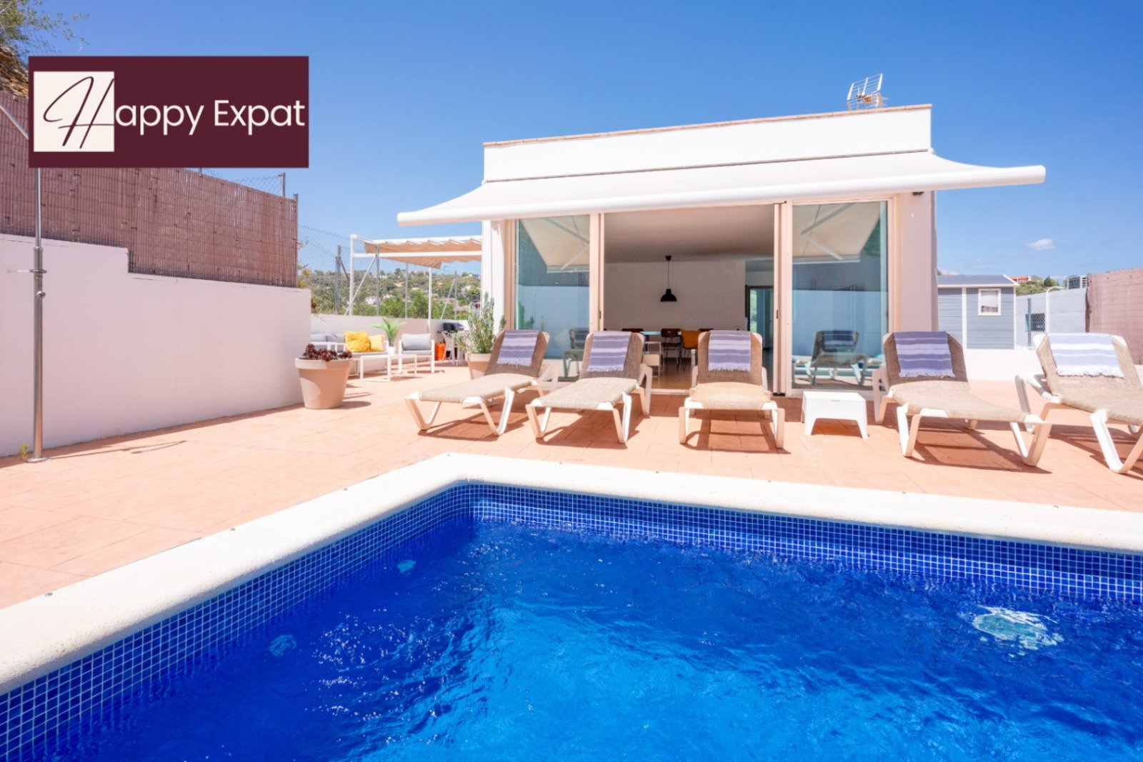 Olivella: Happy Expat freut sich, diese helle und geräumige Villa in der ruhigen Wohngegend von Las Colinas, Olivella, zu präsentieren, die von der schönen Land 
