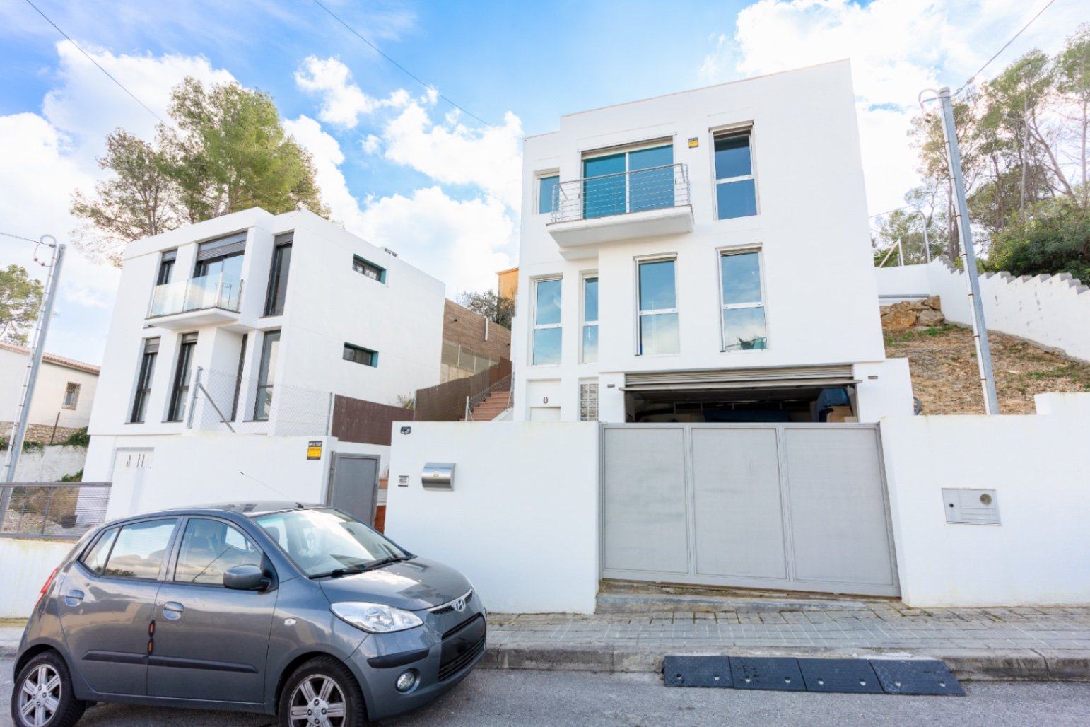 Happy Expat freut sich, diese helle und geräumige Villa in der ruhigen Wohngegend von Las Colinas, Olivella, zu präsentieren, die von der schönen Land