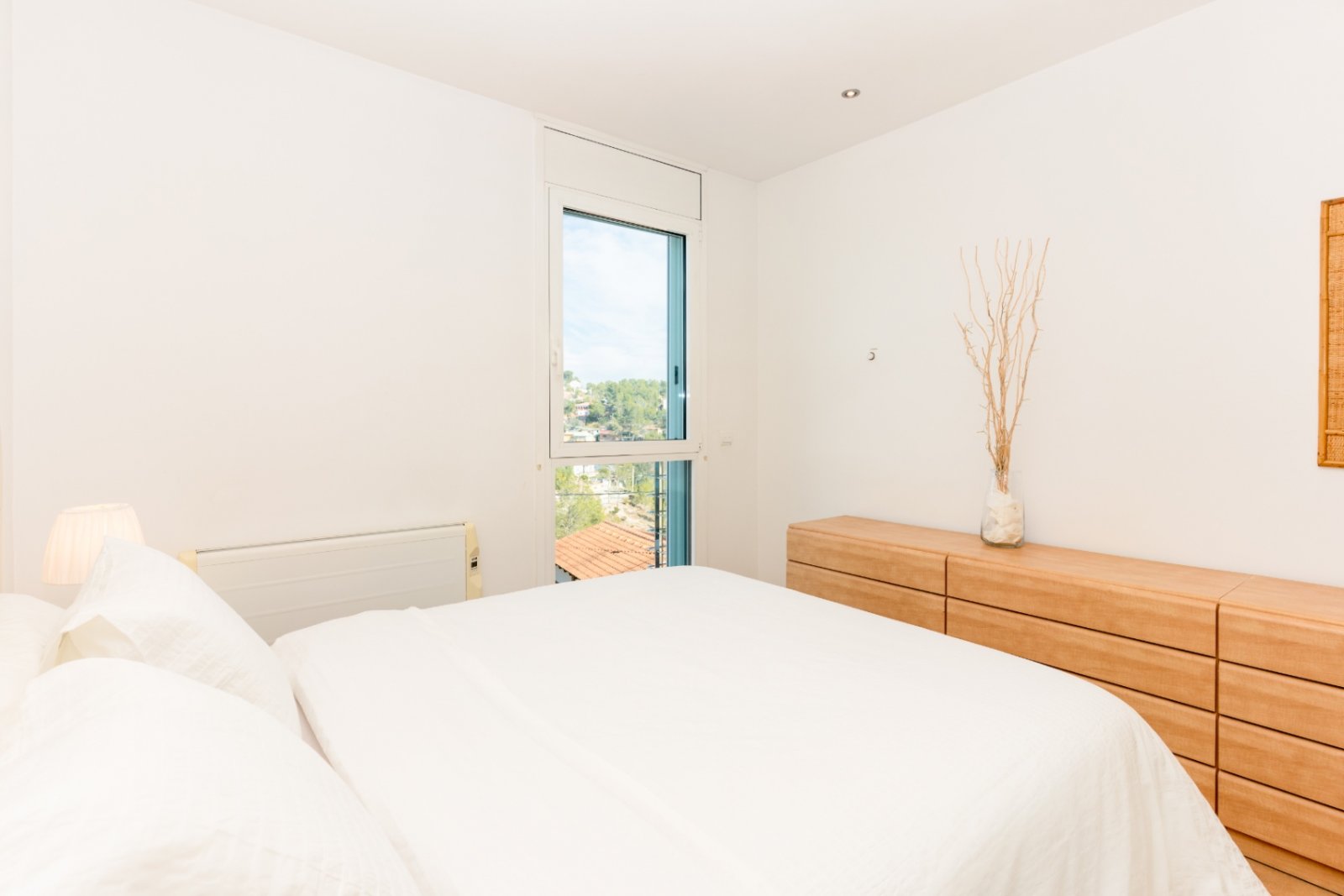 Happy Expat freut sich, diese helle und geräumige Villa in der ruhigen Wohngegend von Las Colinas, Olivella, zu präsentieren, die von der schönen Land