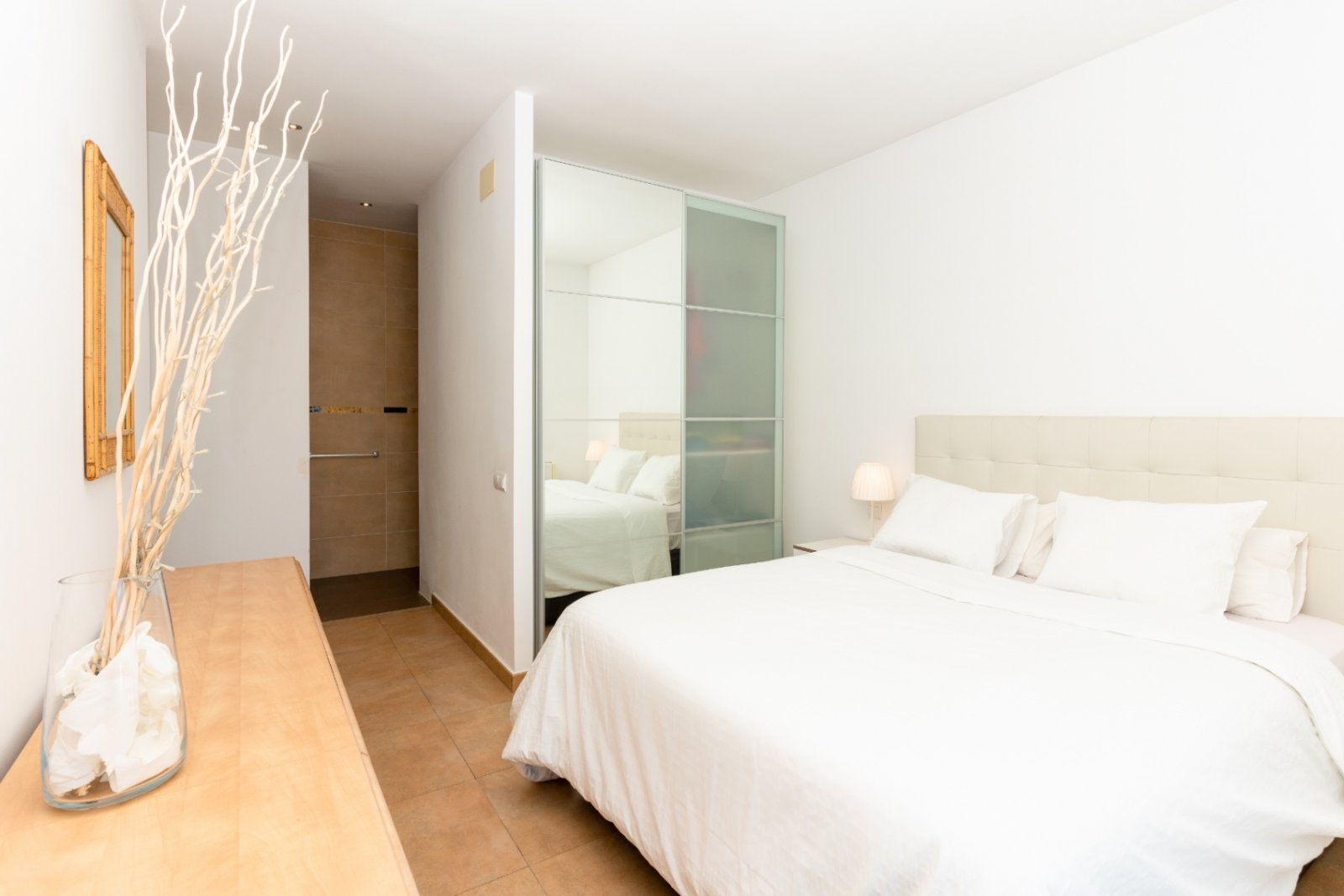 Happy Expat freut sich, diese helle und geräumige Villa in der ruhigen Wohngegend von Las Colinas, Olivella, zu präsentieren, die von der schönen Land
