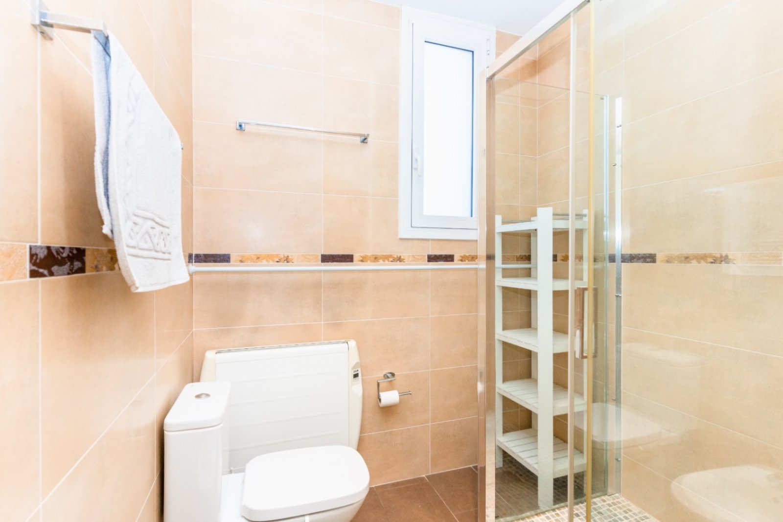 Happy Expat freut sich, diese helle und geräumige Villa in der ruhigen Wohngegend von Las Colinas, Olivella, zu präsentieren, die von der schönen Land