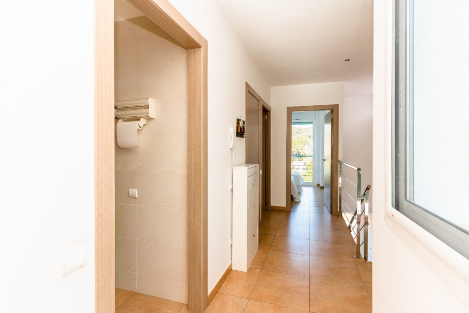 Happy Expat freut sich, diese helle und geräumige Villa in der ruhigen Wohngegend von Las Colinas, Olivella, zu präsentieren, die von der schönen Land