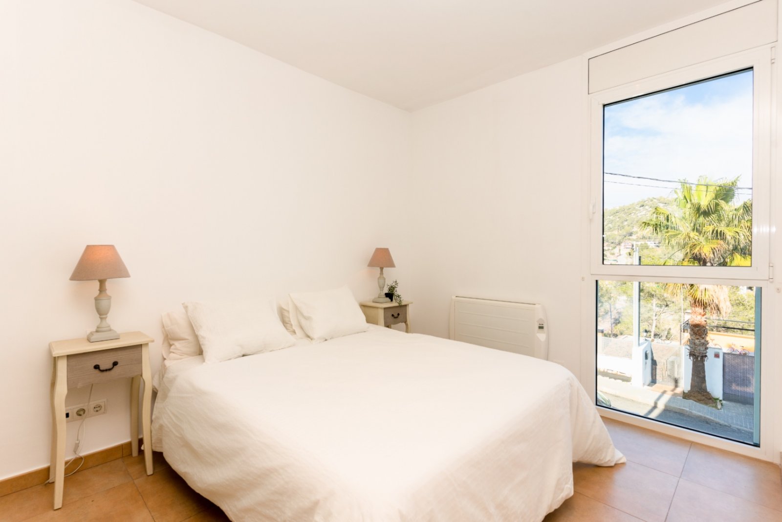 Happy Expat freut sich, diese helle und geräumige Villa in der ruhigen Wohngegend von Las Colinas, Olivella, zu präsentieren, die von der schönen Land