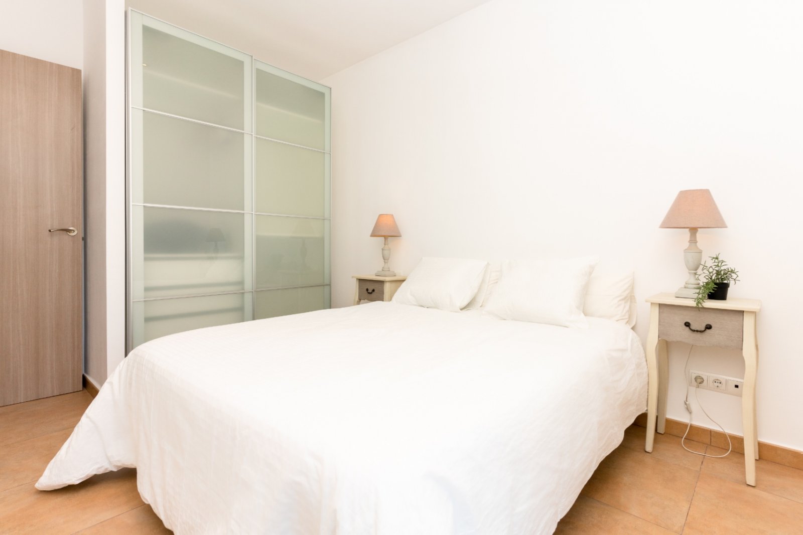 Happy Expat freut sich, diese helle und geräumige Villa in der ruhigen Wohngegend von Las Colinas, Olivella, zu präsentieren, die von der schönen Land