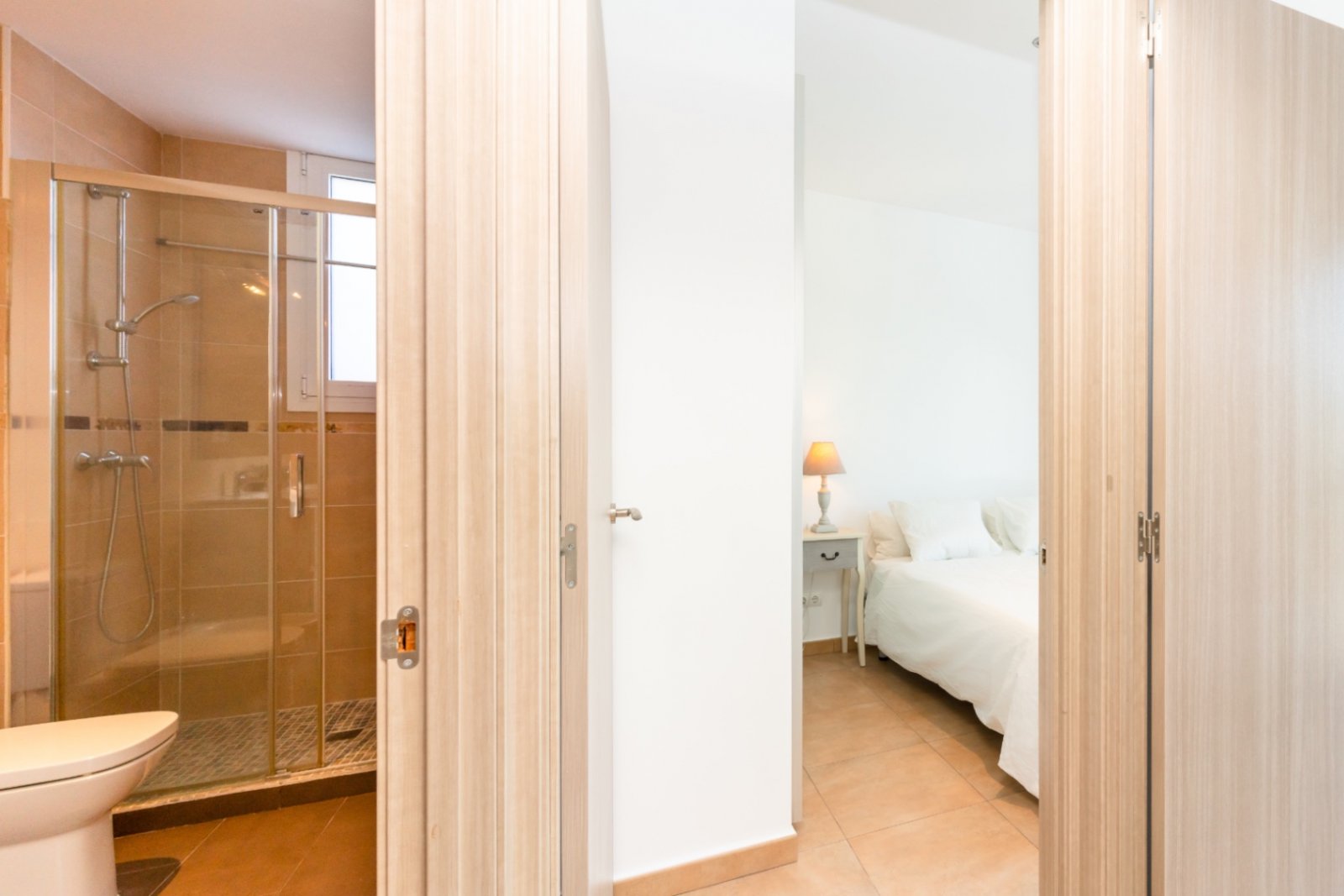 Happy Expat freut sich, diese helle und geräumige Villa in der ruhigen Wohngegend von Las Colinas, Olivella, zu präsentieren, die von der schönen Land