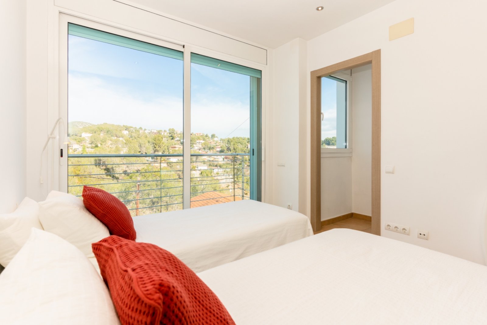 Happy Expat freut sich, diese helle und geräumige Villa in der ruhigen Wohngegend von Las Colinas, Olivella, zu präsentieren, die von der schönen Land