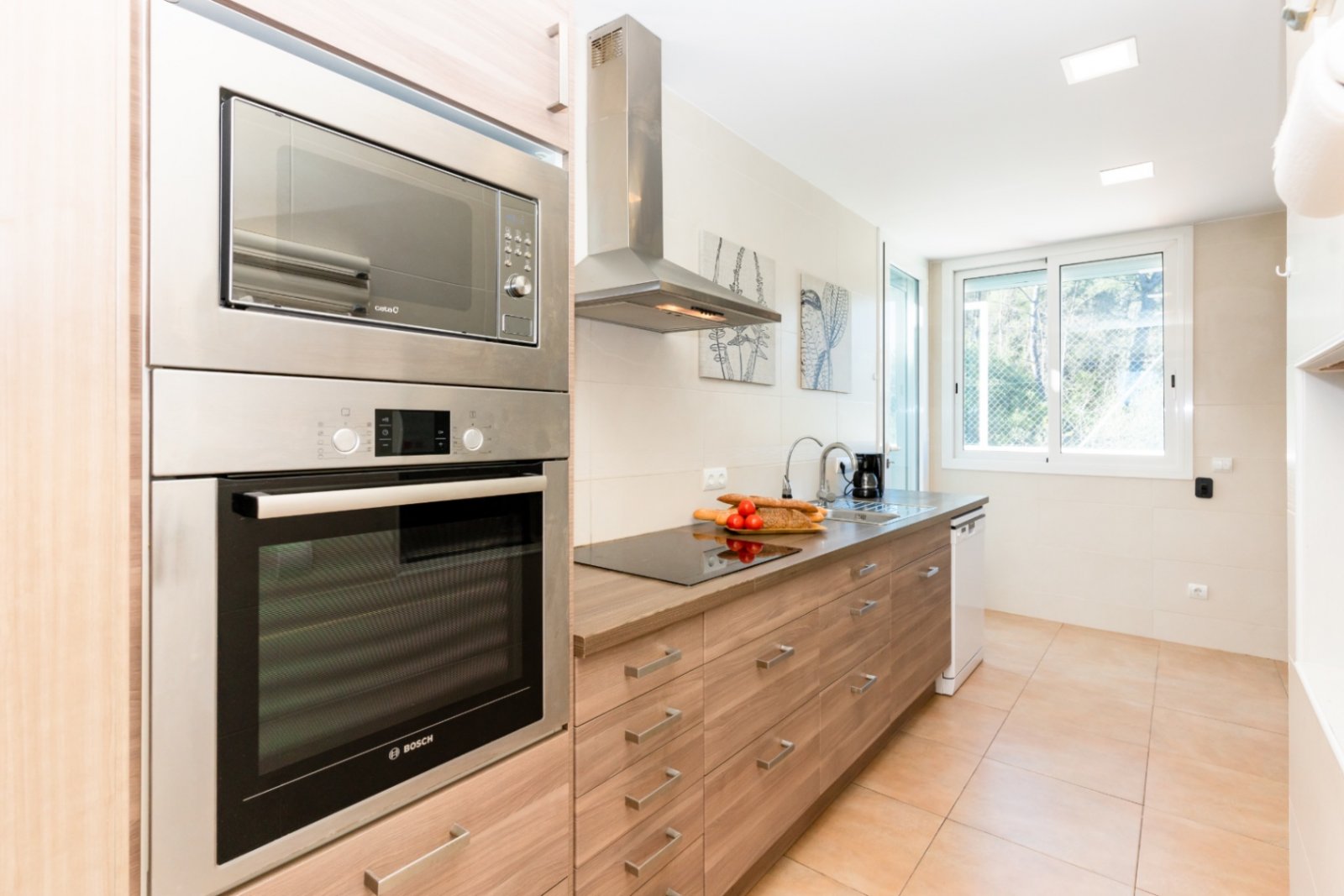Happy Expat freut sich, diese helle und geräumige Villa in der ruhigen Wohngegend von Las Colinas, Olivella, zu präsentieren, die von der schönen Land