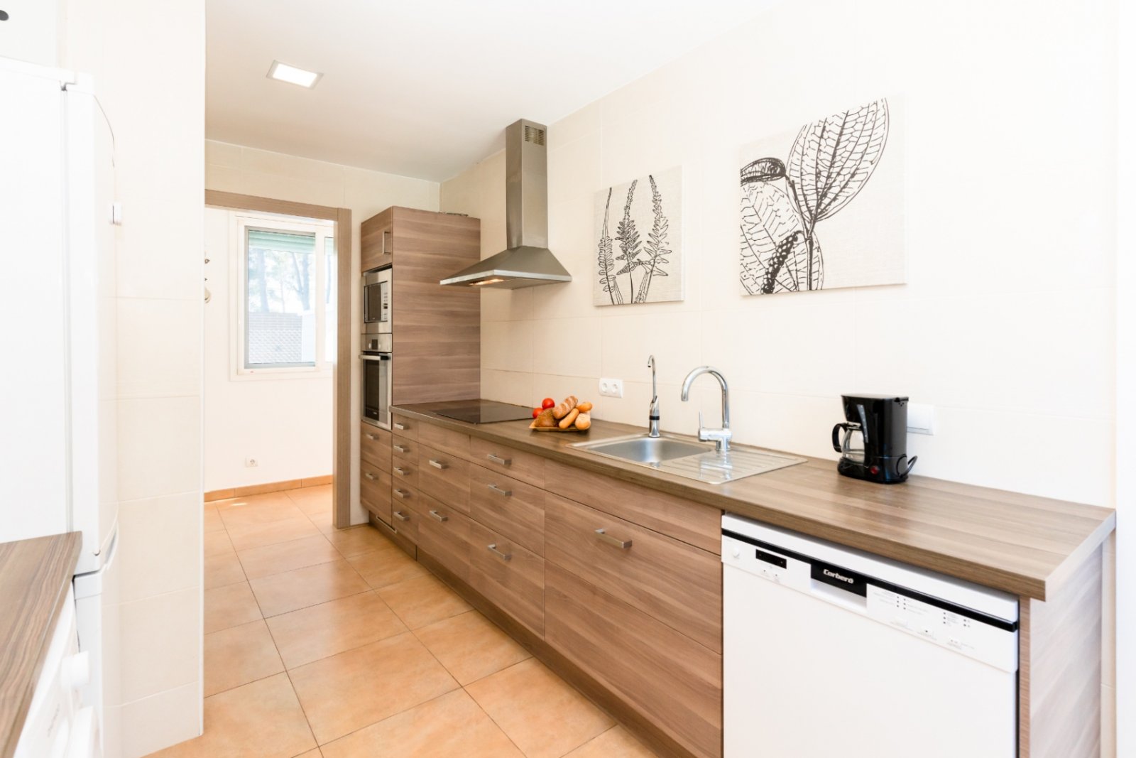 Happy Expat freut sich, diese helle und geräumige Villa in der ruhigen Wohngegend von Las Colinas, Olivella, zu präsentieren, die von der schönen Land