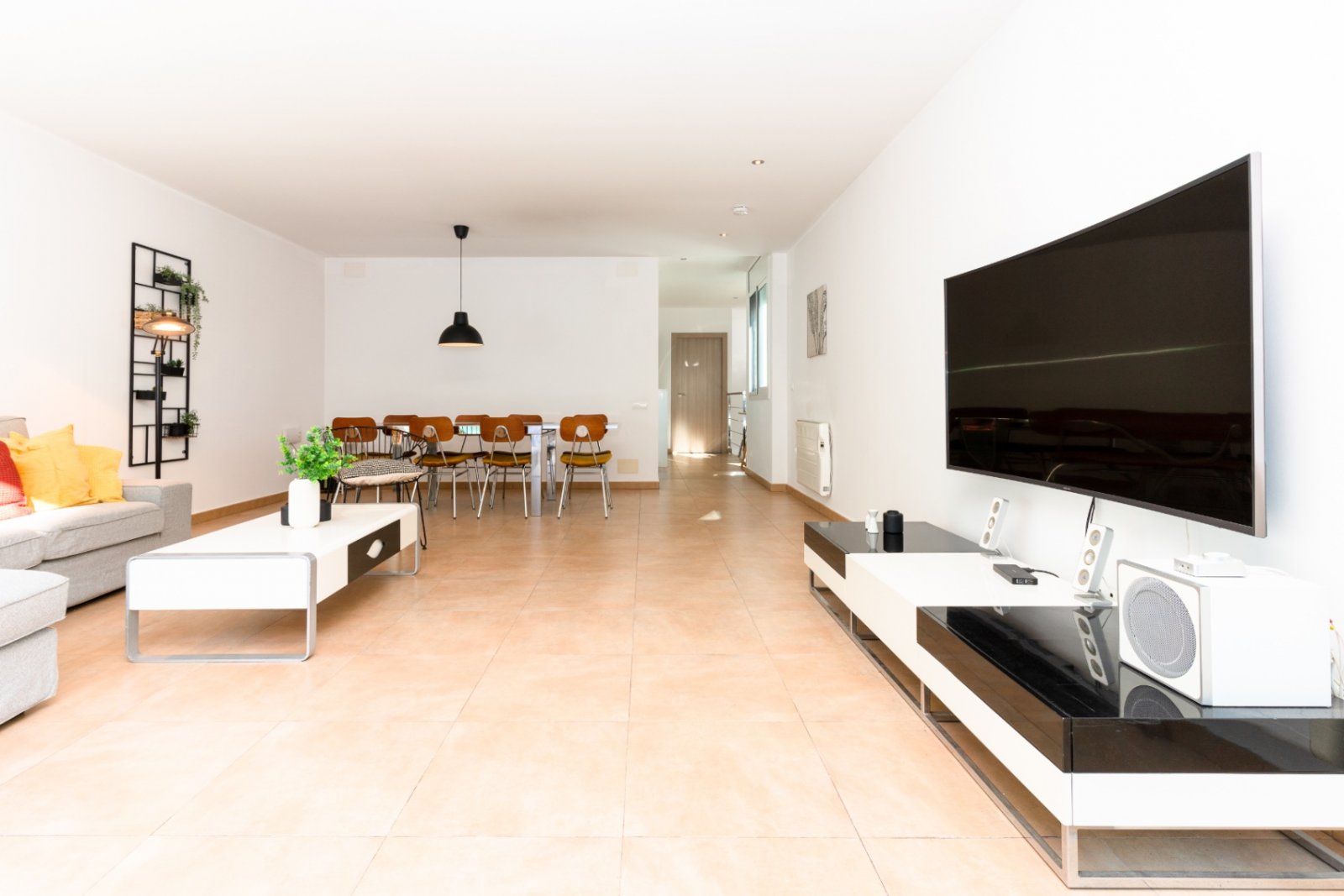 Happy Expat freut sich, diese helle und geräumige Villa in der ruhigen Wohngegend von Las Colinas, Olivella, zu präsentieren, die von der schönen Land
