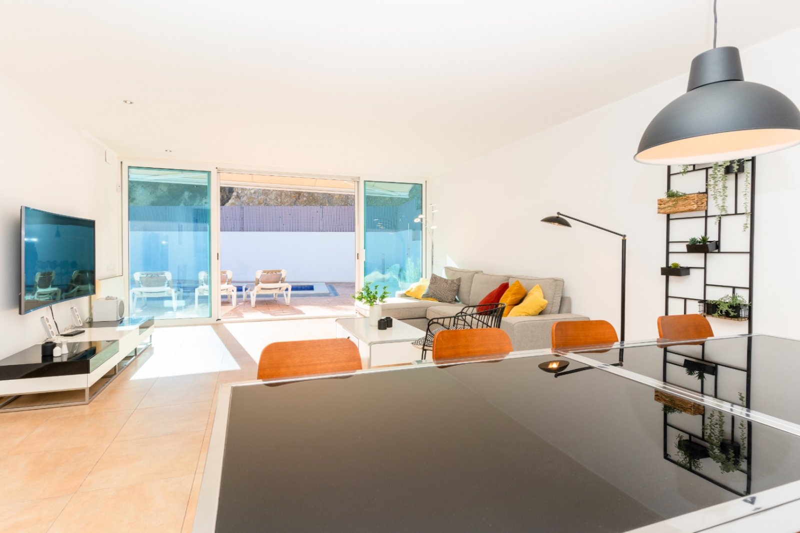 Happy Expat freut sich, diese helle und geräumige Villa in der ruhigen Wohngegend von Las Colinas, Olivella, zu präsentieren, die von der schönen Land