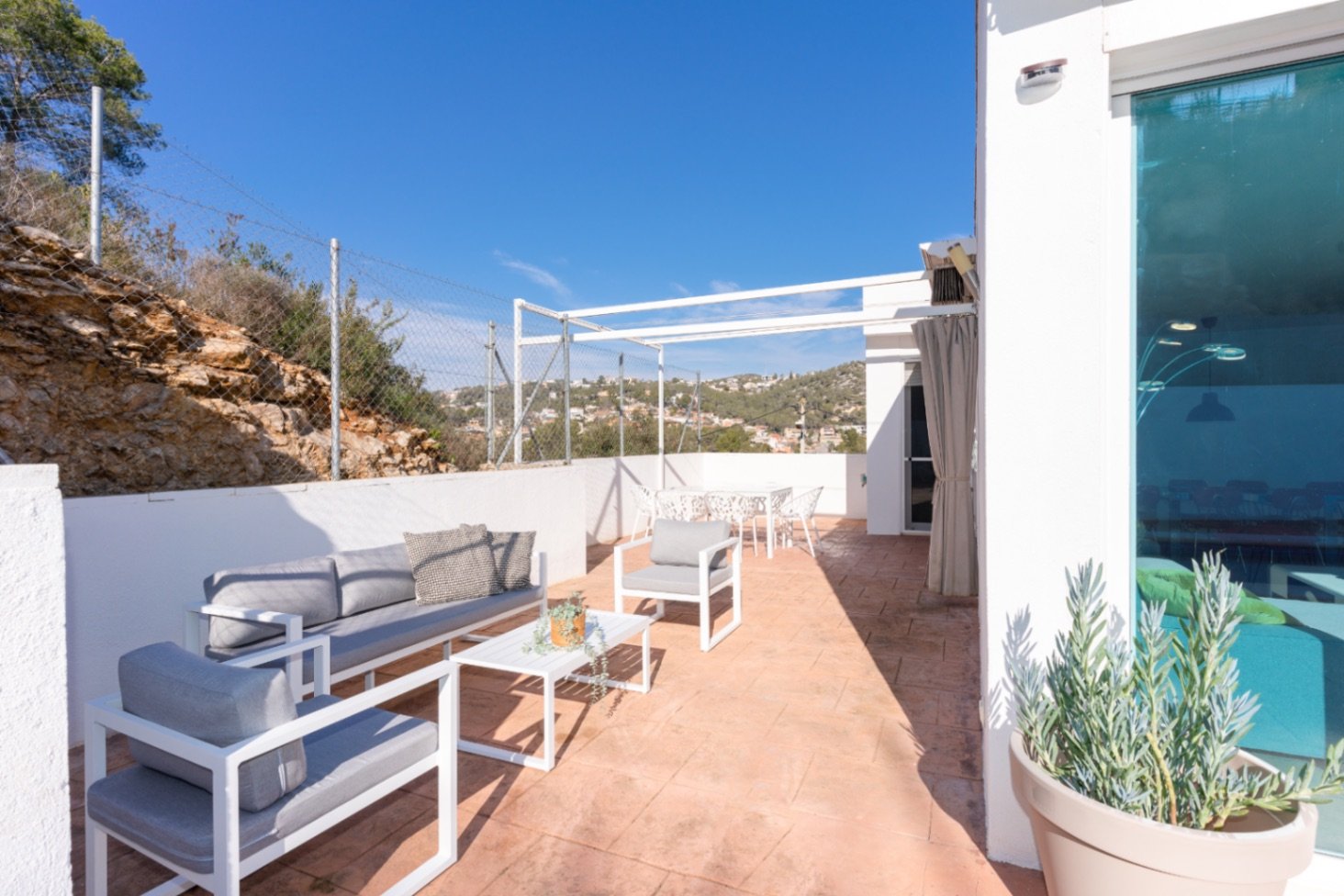Happy Expat freut sich, diese helle und geräumige Villa in der ruhigen Wohngegend von Las Colinas, Olivella, zu präsentieren, die von der schönen Land