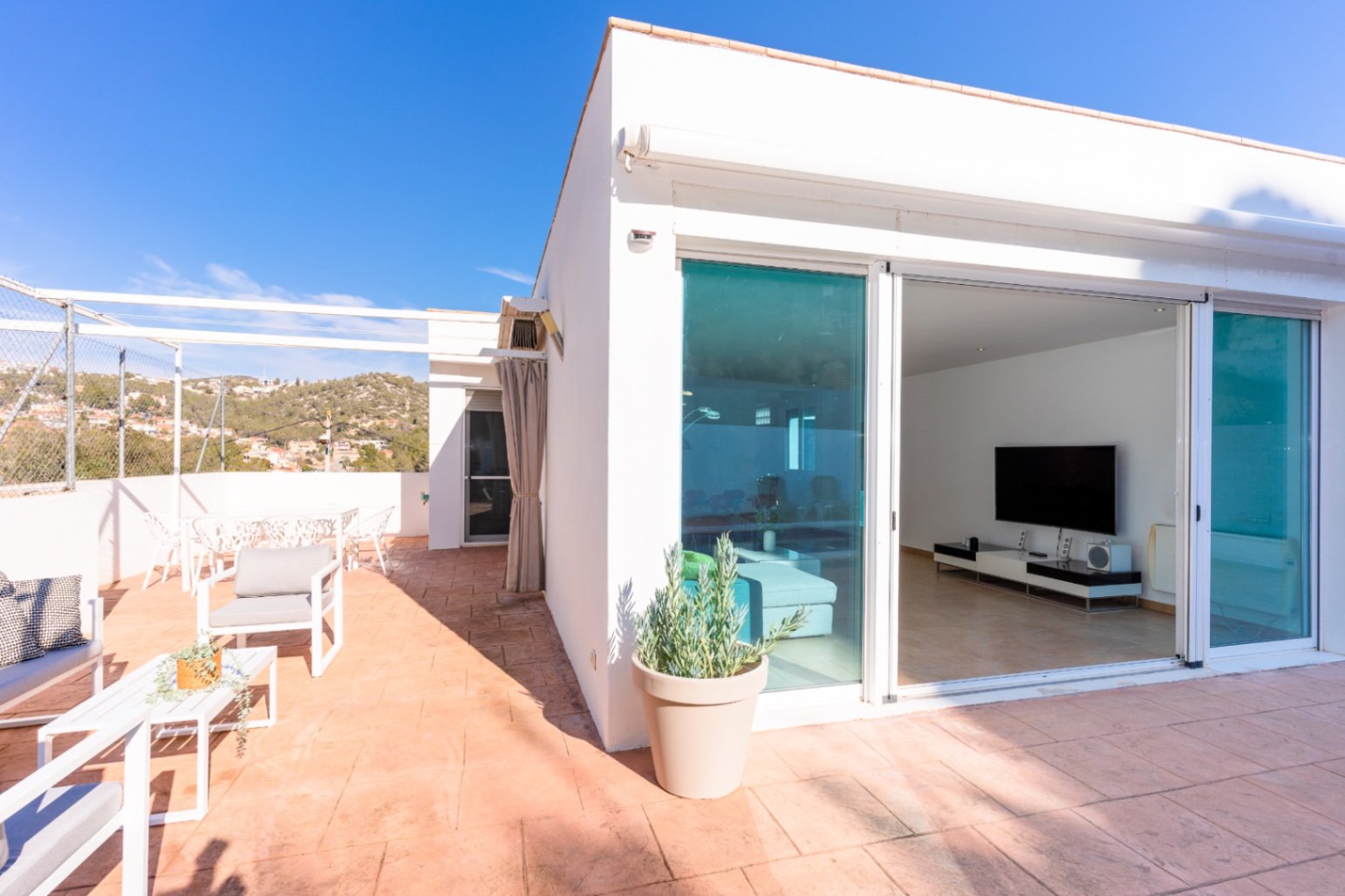 Happy Expat freut sich, diese helle und geräumige Villa in der ruhigen Wohngegend von Las Colinas, Olivella, zu präsentieren, die von der schönen Land