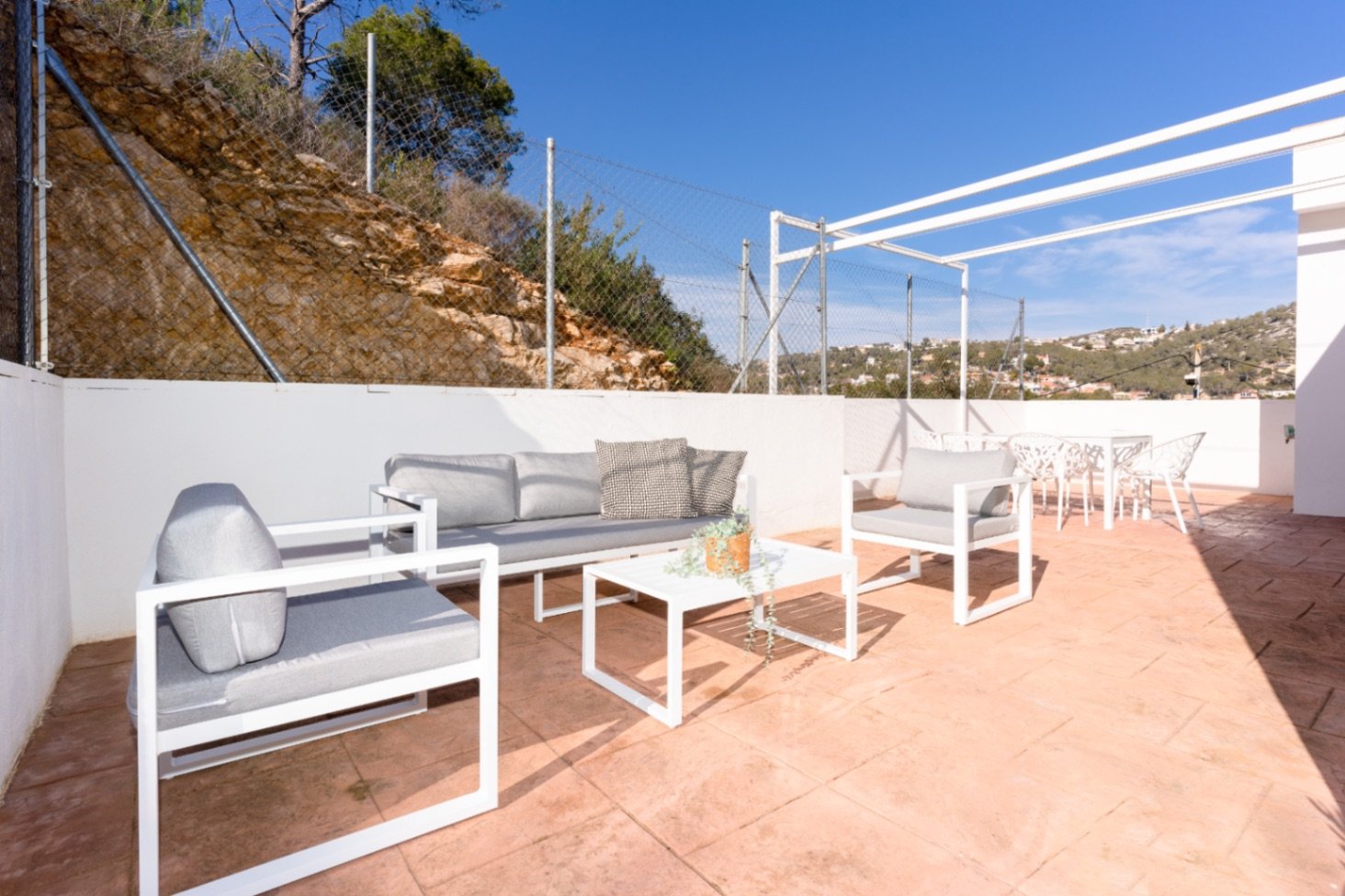 Happy Expat freut sich, diese helle und geräumige Villa in der ruhigen Wohngegend von Las Colinas, Olivella, zu präsentieren, die von der schönen Land