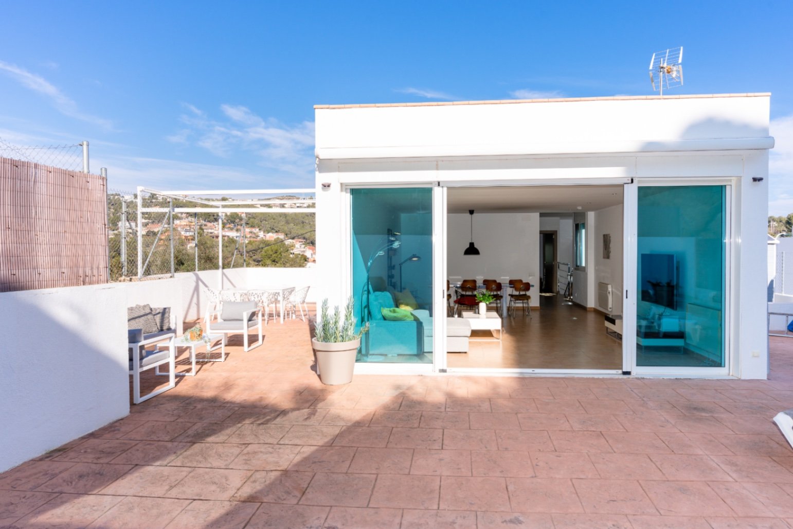 Happy Expat freut sich, diese helle und geräumige Villa in der ruhigen Wohngegend von Las Colinas, Olivella, zu präsentieren, die von der schönen Land