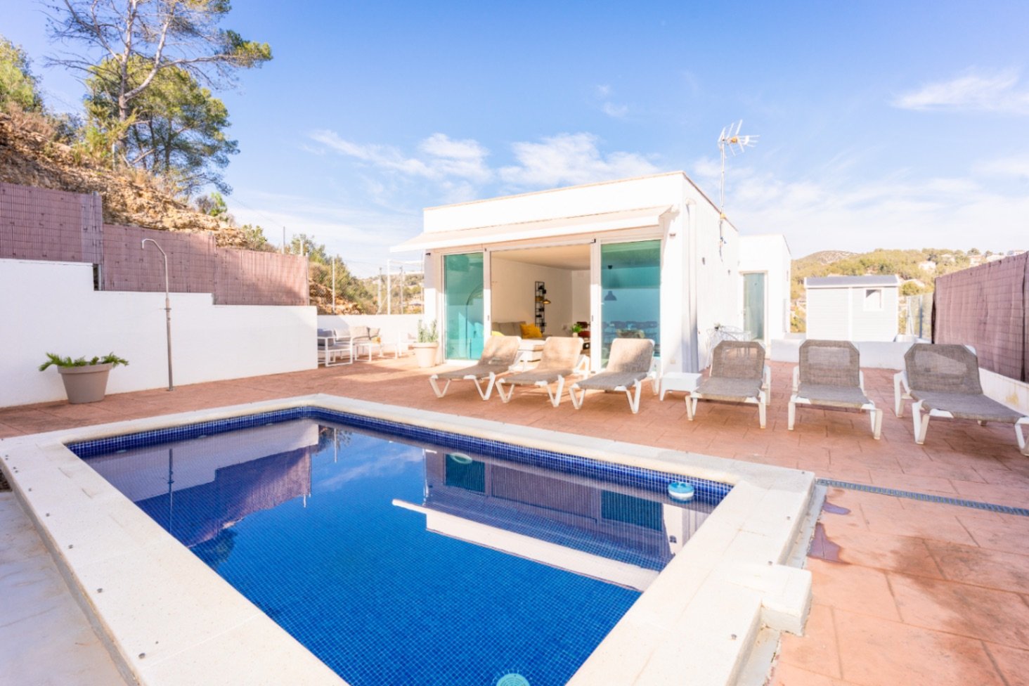 Happy Expat freut sich, diese helle und geräumige Villa in der ruhigen Wohngegend von Las Colinas, Olivella, zu präsentieren, die von der schönen Land