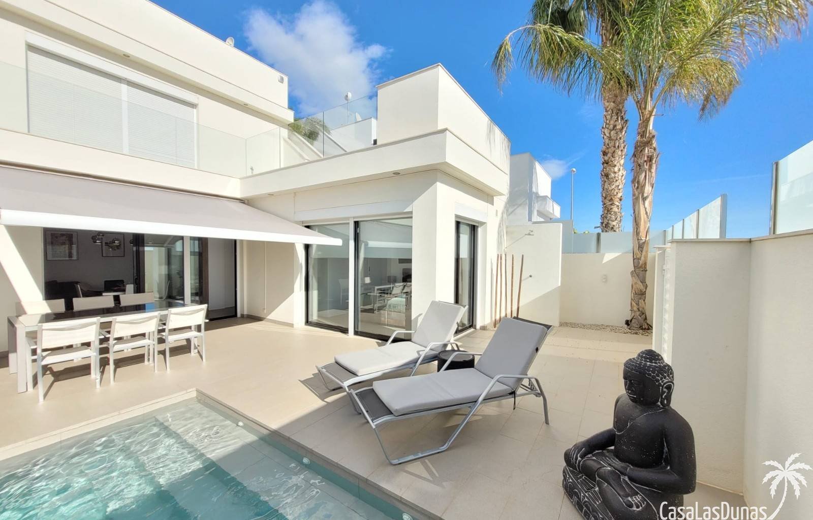  Sie wünschen sich einen unbeschwerten Urlaub? Entdecken Sie die Casa Spruit in Ciudad Quesada. Diese moderne, freistehende Villa ist komplett ausgest